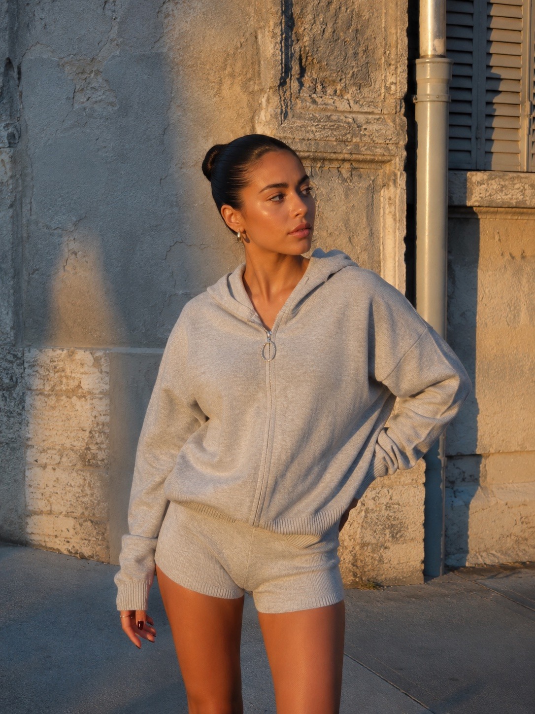Grossiste MISS SARA - Gilet à capuche en maille zippé