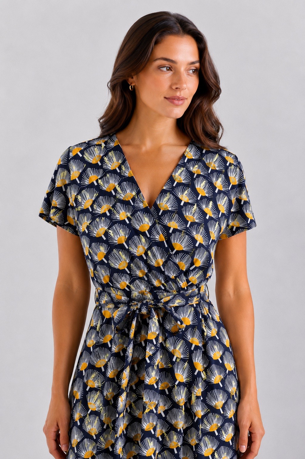 Grossiste MISS SARA - Robe longue portefeuille à imprimé et détails dorés