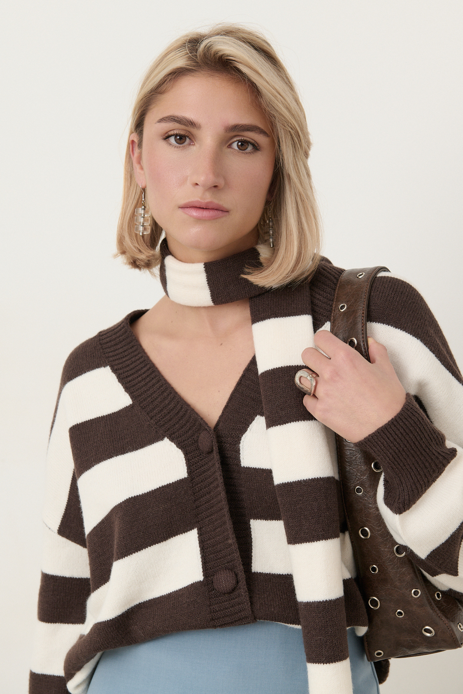 Pink and burgundy striped knit cardigan with a V-neck and matching scarf made of 50% viscose and 50% polyamide