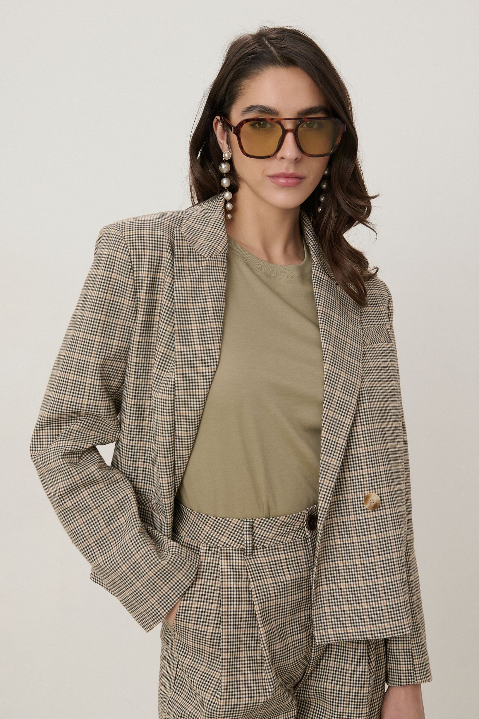 Women's cropped checkered blazer, 100% polyester, perfect for spring/summer, made in China.