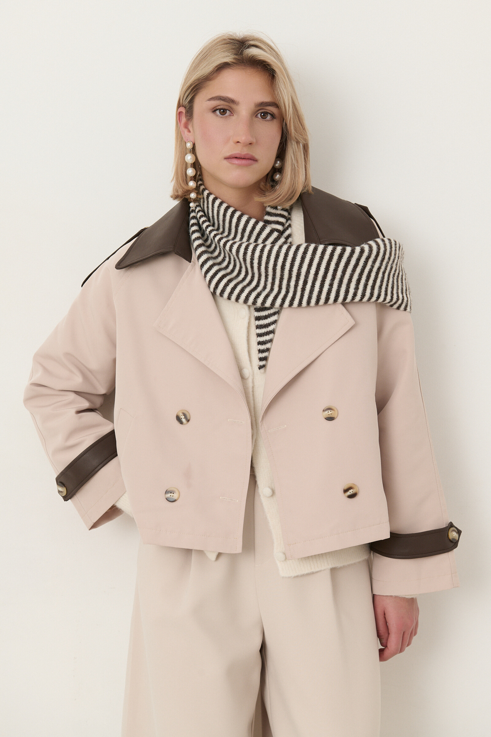 Stylish women's trench coat, 100% polyester, perfect for spring. Made in China for the Spring/Summer 2026 collection.