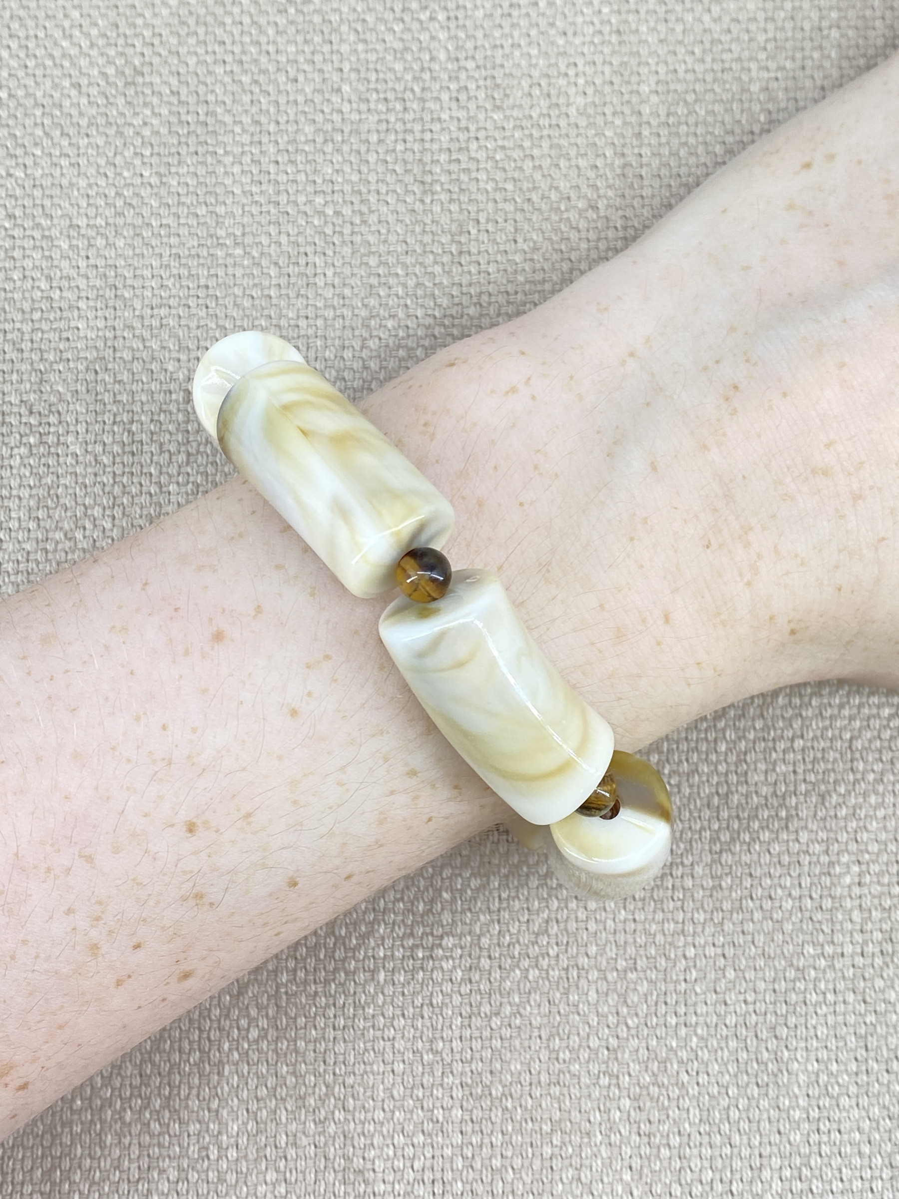 Grossiste Missra Paris - Bracelet acrylique avec des pierres naturelles