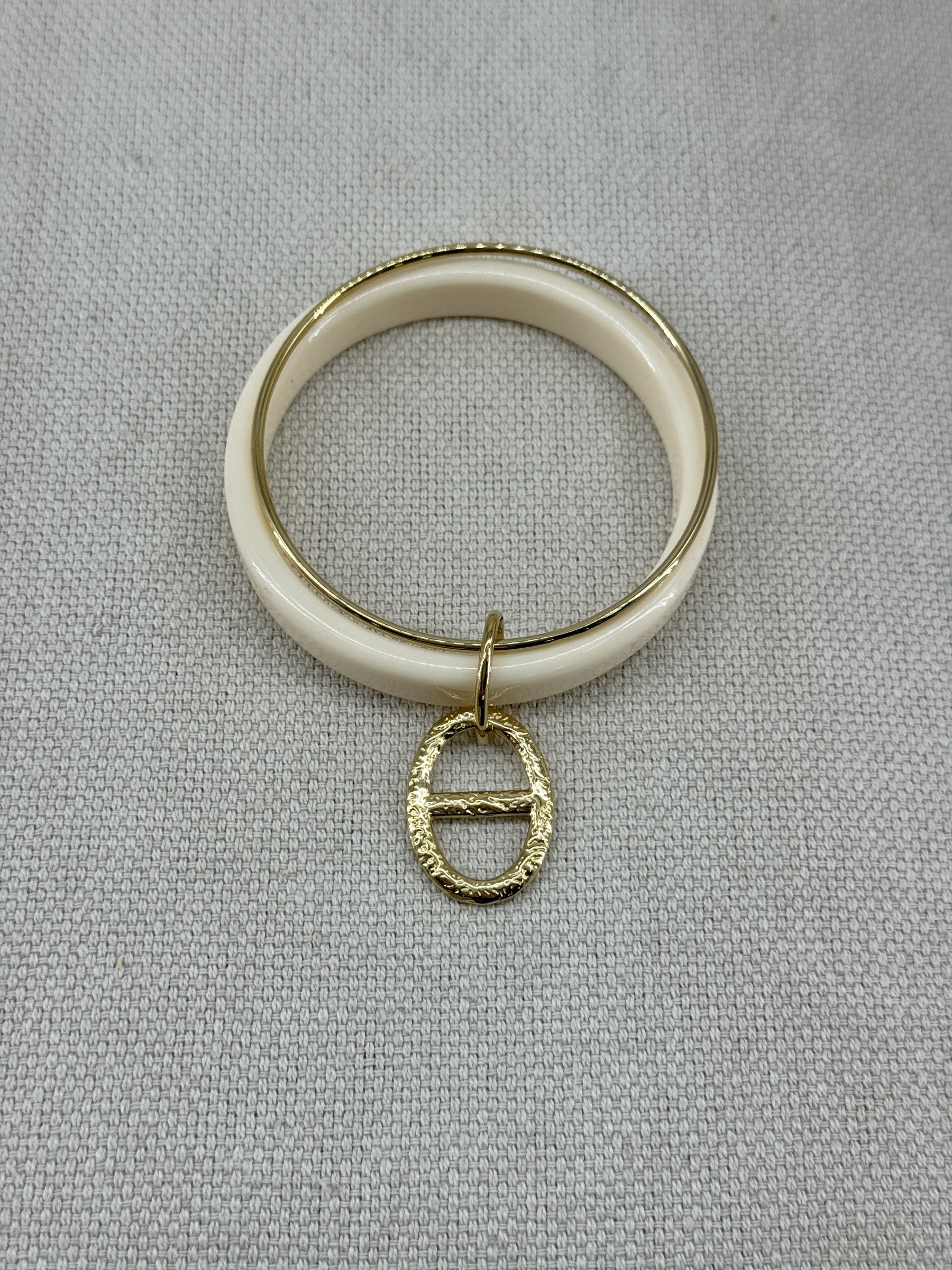 Mayorista Missra Paris - Pulsera de resina acrílica con colgante de acero