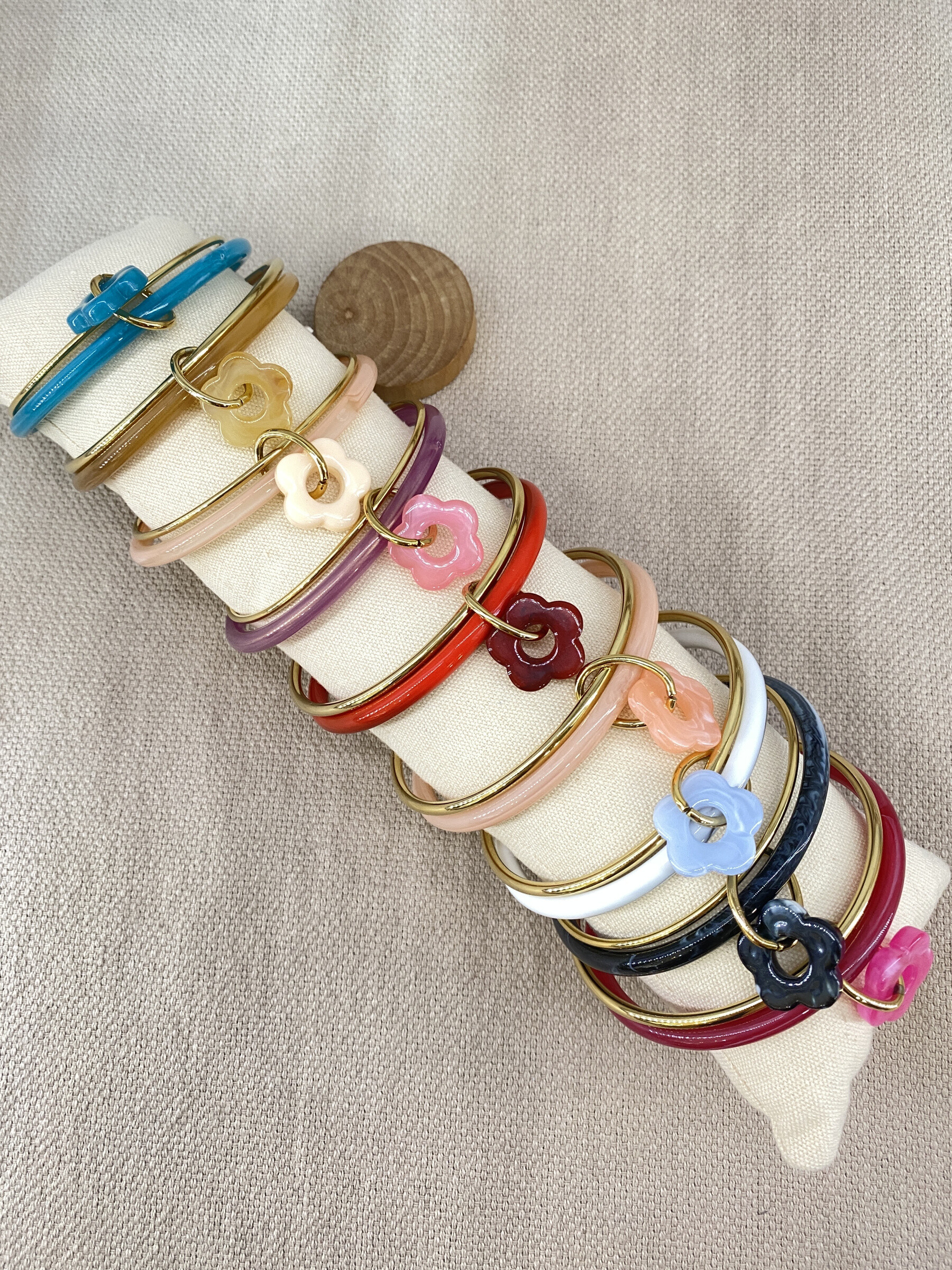 Großhändler Missra Paris - Set aus 9 Harz- und Edelstahlarmbändern