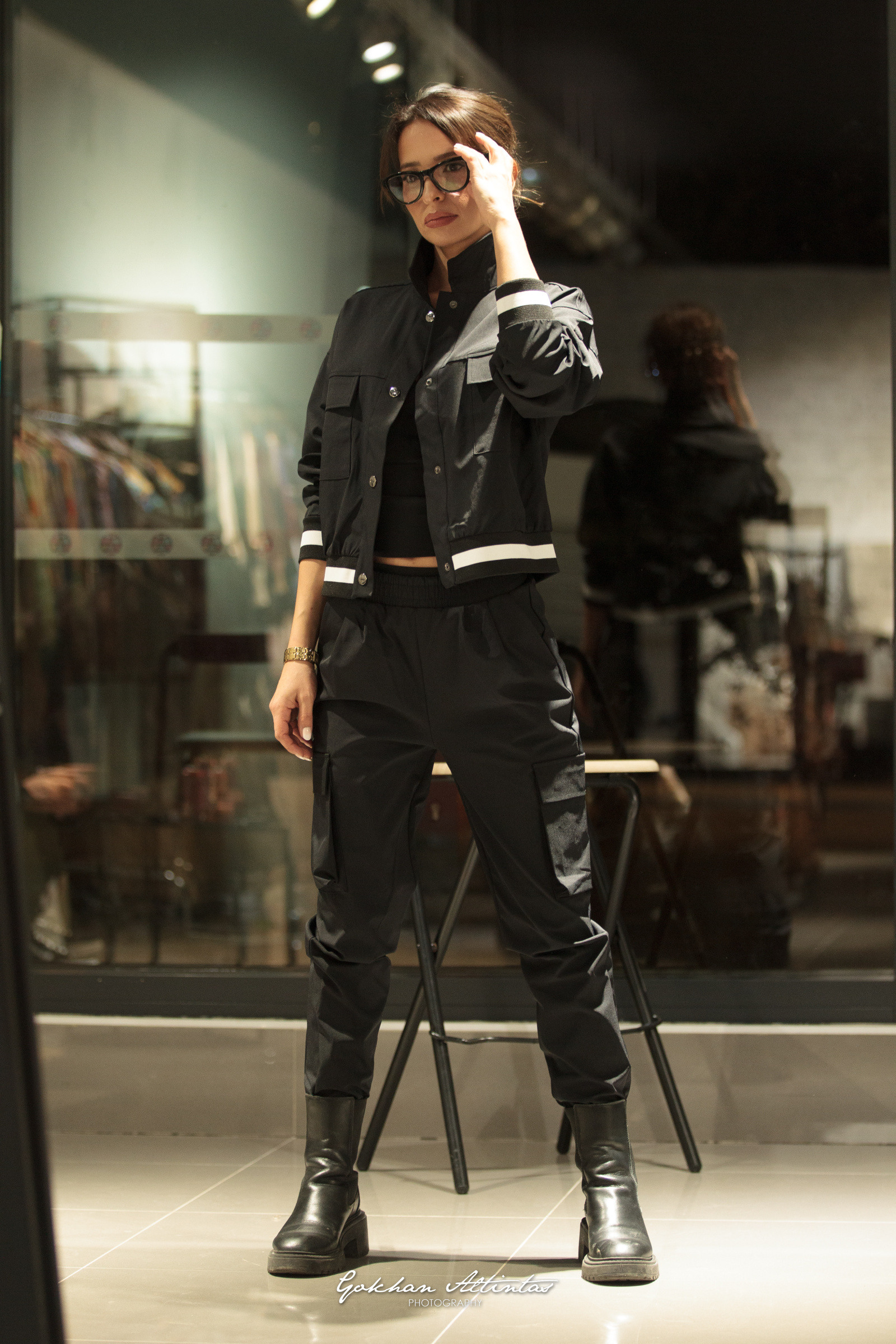Mayorista MISSY TEKSTIL - Conjunto estilo cargo compuesto por una chaqueta corta con bolsillos de parche y pantalones a juego con bolsillos laterales. Los bordes de canalé contrastantes en los puños, la cintura y los tobillos aportan un toque moderno y deportivo. Un look chic y de