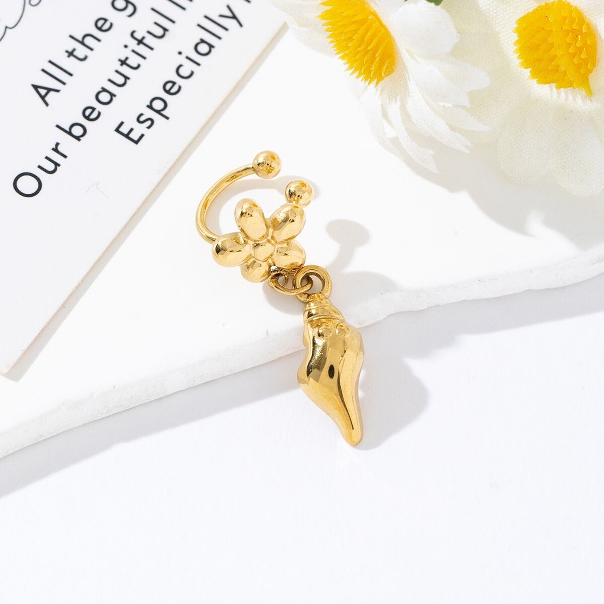 Grossiste Mochimo Suonana - Bague d’oreille coquillage et fleur ( earcuff ) en acier inoxydable