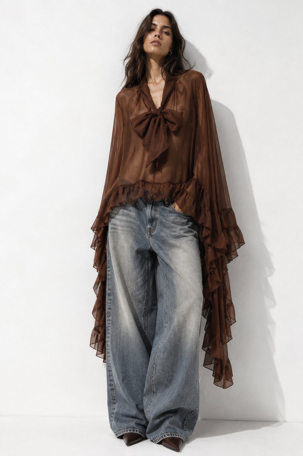 Grossista Mochy - Blusa fluida e trasparente con colletto lavallière, maniche svasate e volant delicati