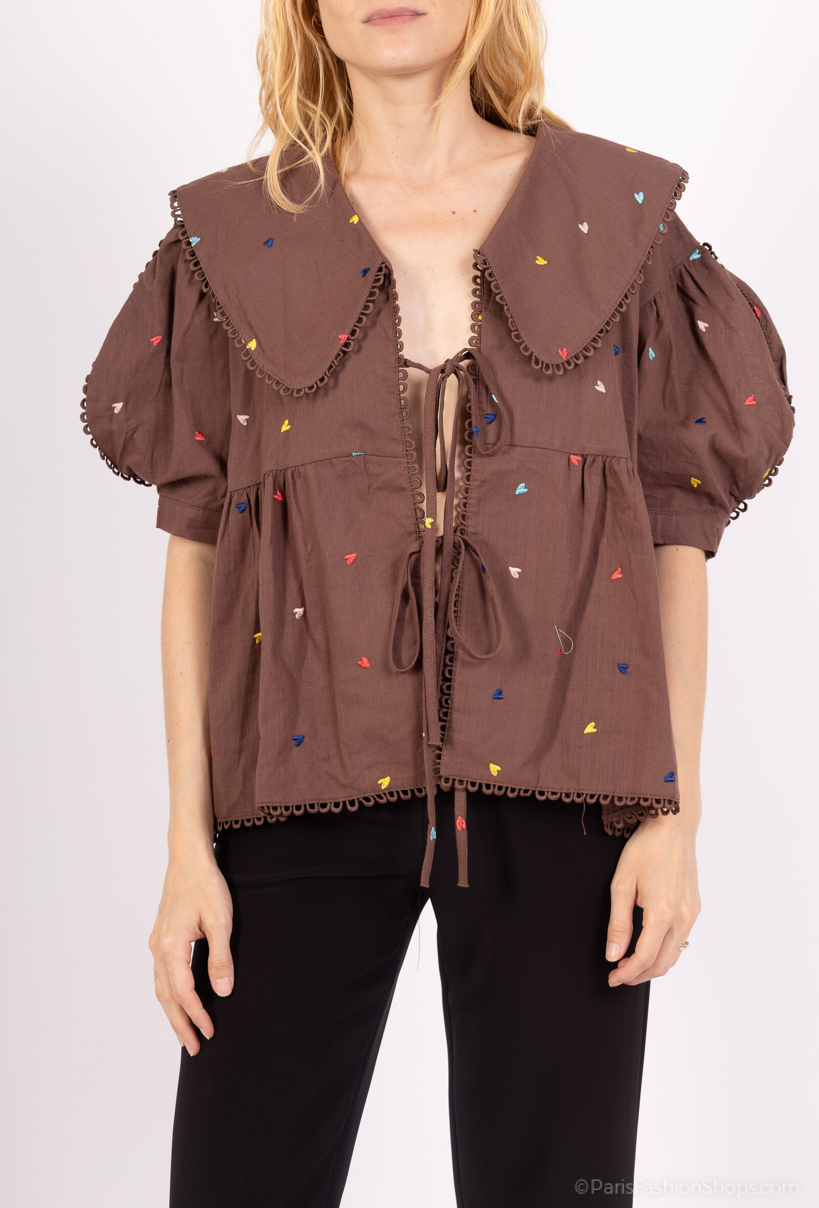 Grossiste Mochy - Blouse col en v brodée en forme de coeur