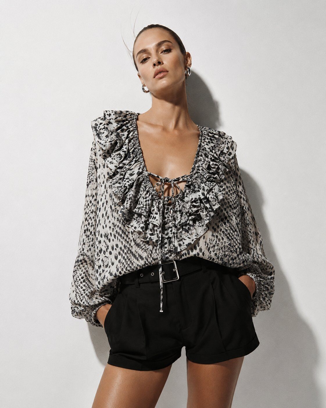 Grossiste Mochy - Blouse fluide imprimé python avec volants et lien à nouer à l'encolure