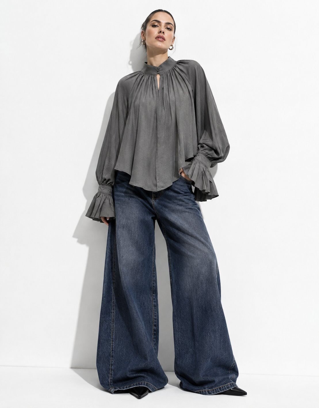Grossiste Mochy - Blouse ample avec fronces délicates au col et manches bouffantes terminées par des poignets volantés