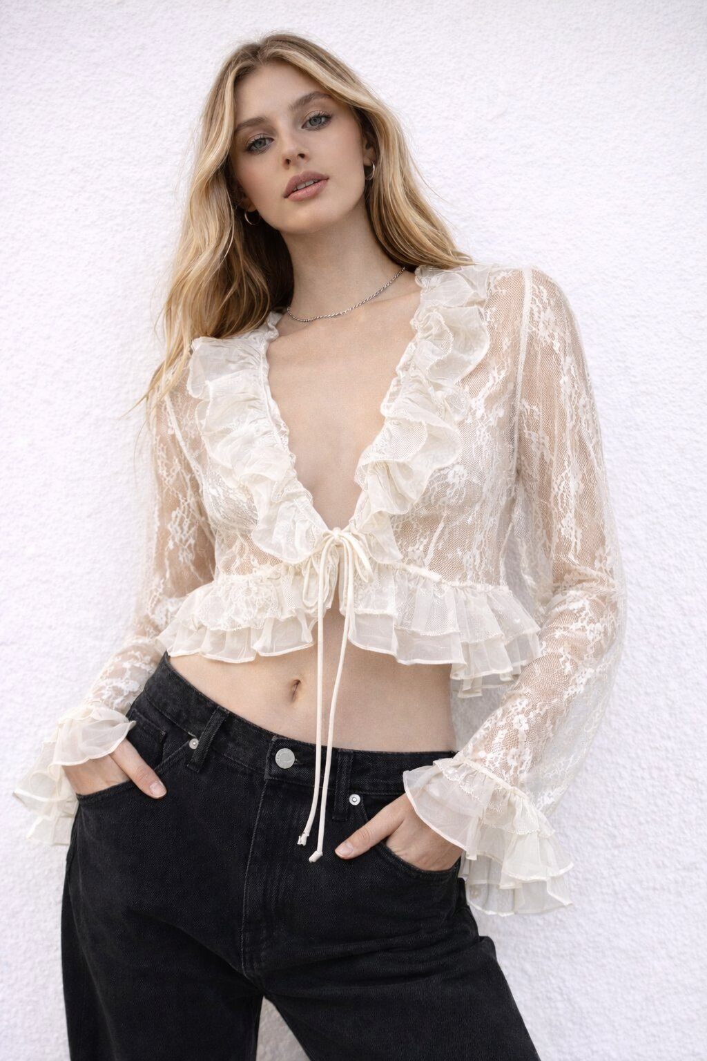 Grossista Mochy - Blusa in pizzo trasparente con volant e scollo a V