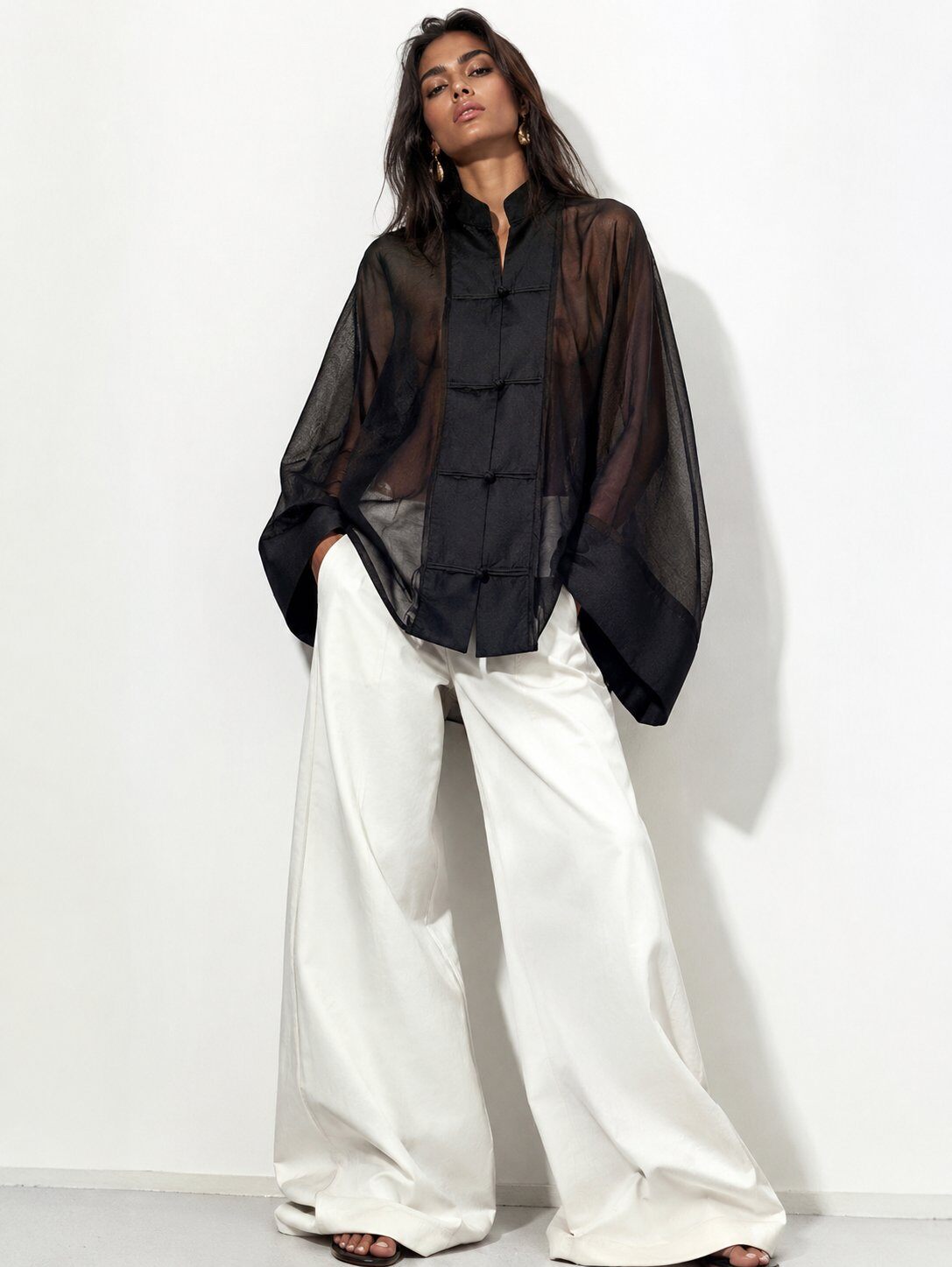 Grossista Mochy - Camicia kimono oversize in seta trasparente con maniche molto ampie e chiusure ispirate all'Asia