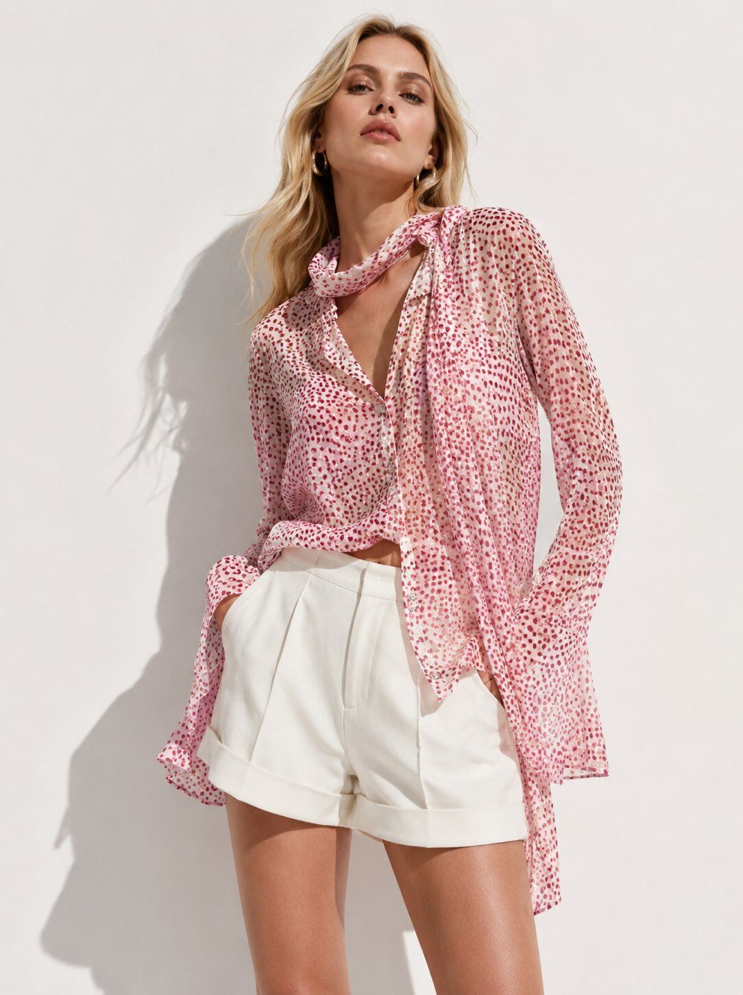 Mayorista Mochy - Blusa de lunares con elegante cuello de pañuelo