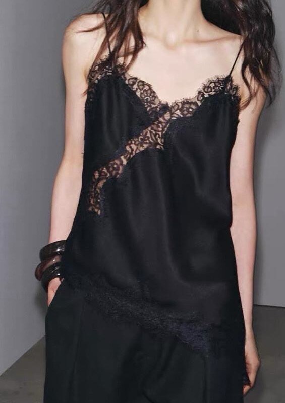 Mayorista Mochy - Camiseta de tirantes satinada con detalles de encaje, corte asimétrico y tirantes finos