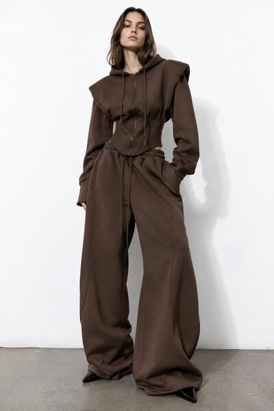 Grossiste Mochy - Ensemble 2 pcs composé d'un sweat à capuche zippé et d'un pantalon wide leg assorti Grossiste Mochy - Ensemble 2 pcs composé d'un sweat à capuche zippé et d'un pantalon wide leg assorti