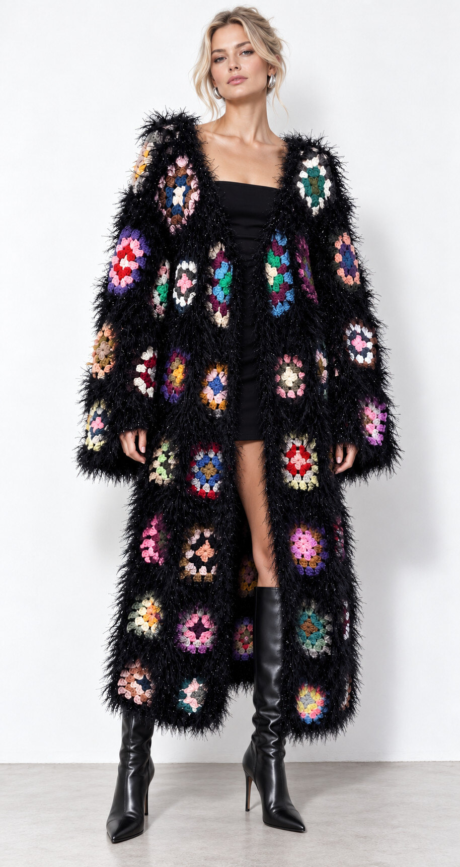 Mayorista Mochy - Cárdigan largo de punto suave adornado con cuadrados de crochet multicolores.