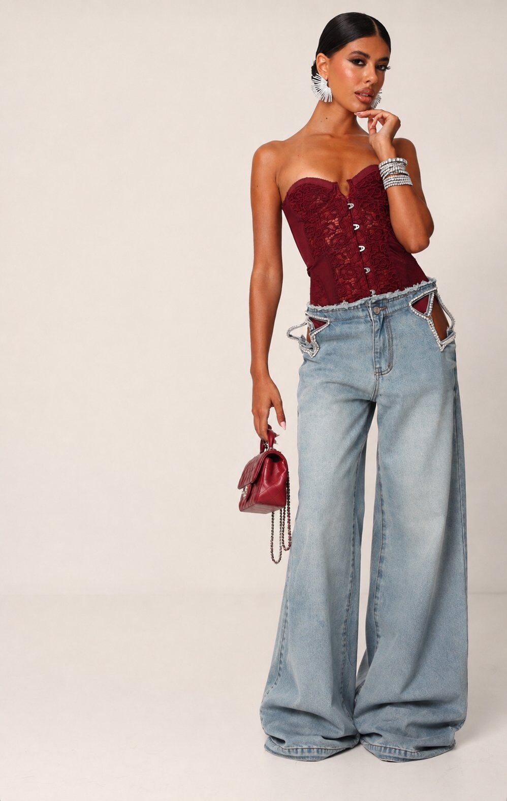 Grossiste Mochy - Jean wide leg à découpes ouverts sur le hanches ornées de strass pour un effet bijoux très tendance