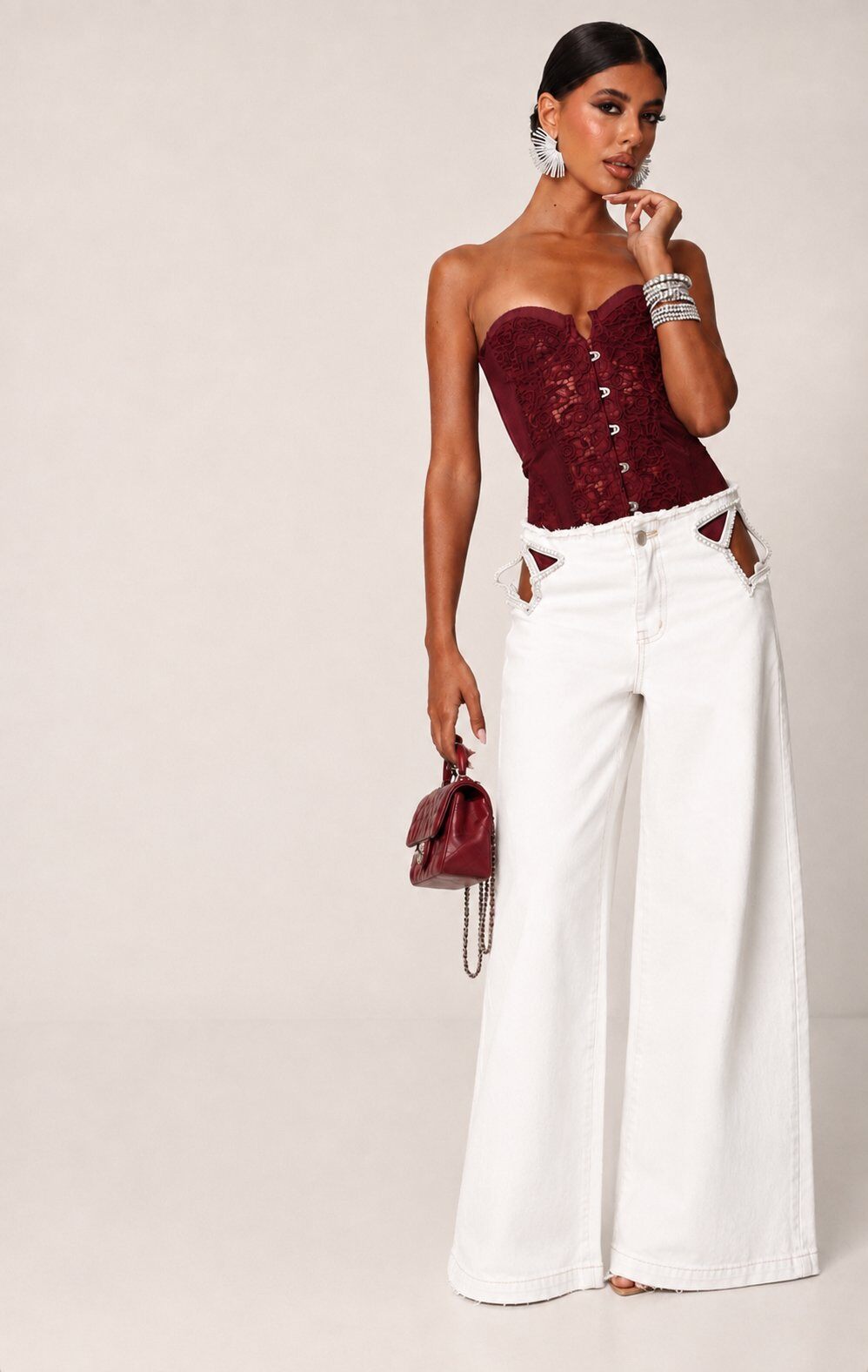 Grossiste Mochy - Jean wide leg à découpes ouverts sur le hanches ornées de strass pour un effet bijoux très tendance