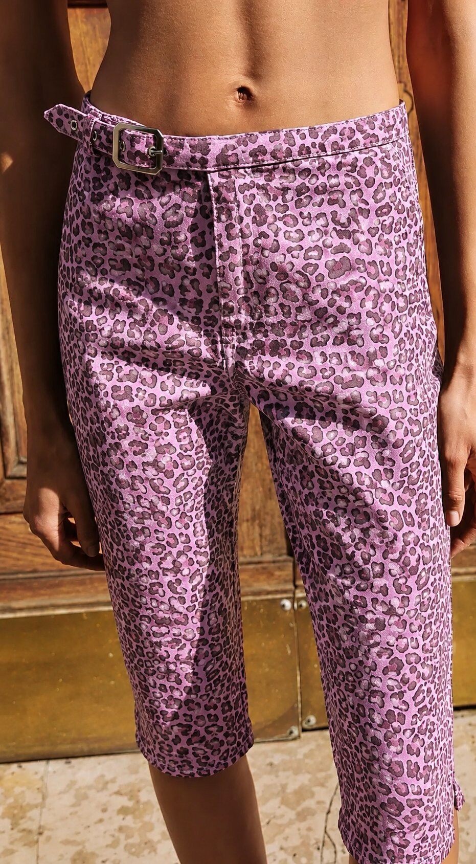 Grossista Mochy - Pantaloni capri leopardati con cintura asimmetrica e taglio slim alla moda