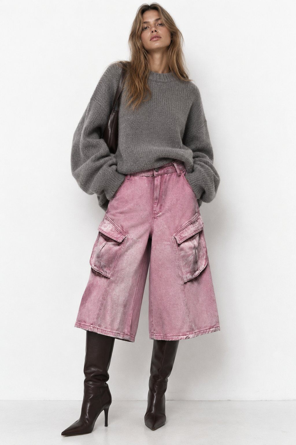 Wholesaler Mochy - Wide denim bermuda shorts with a loose fit and large flap cargo pockets on the sides
