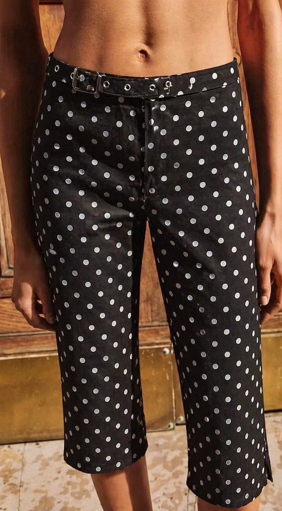 Mayorista Mochy - Pantalones capri de lunares con corte ajustado para un look retro y moderno