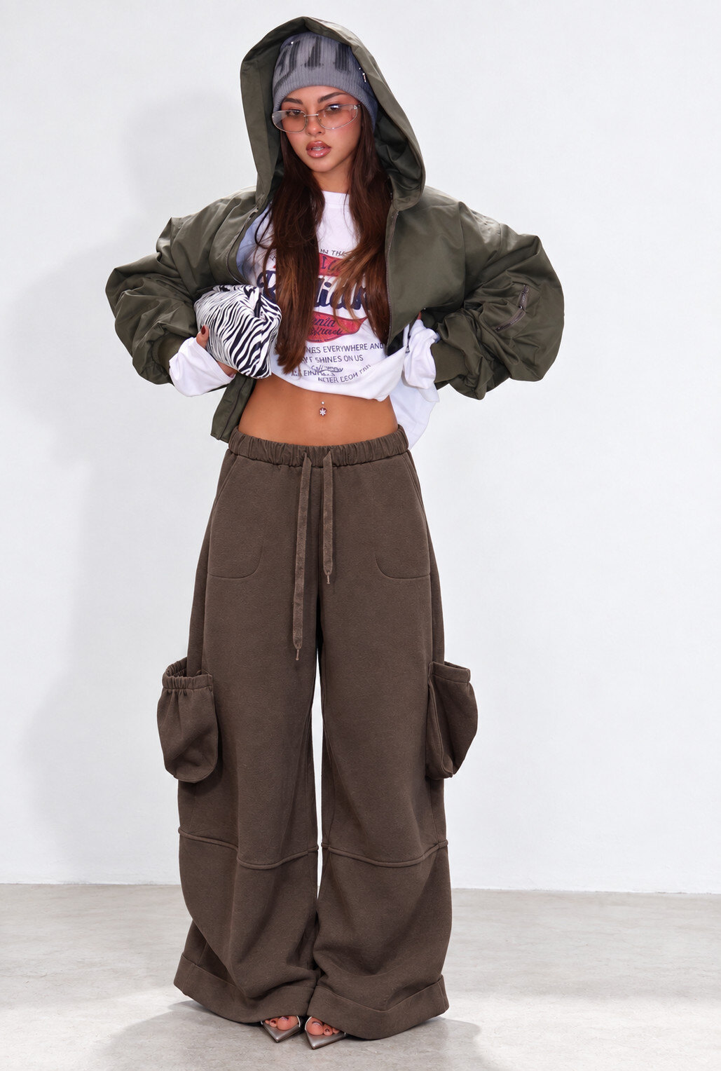 Wholesaler Mochy - Loose cargo pants with elastic waistband, cotton fabric, and adjustable hems