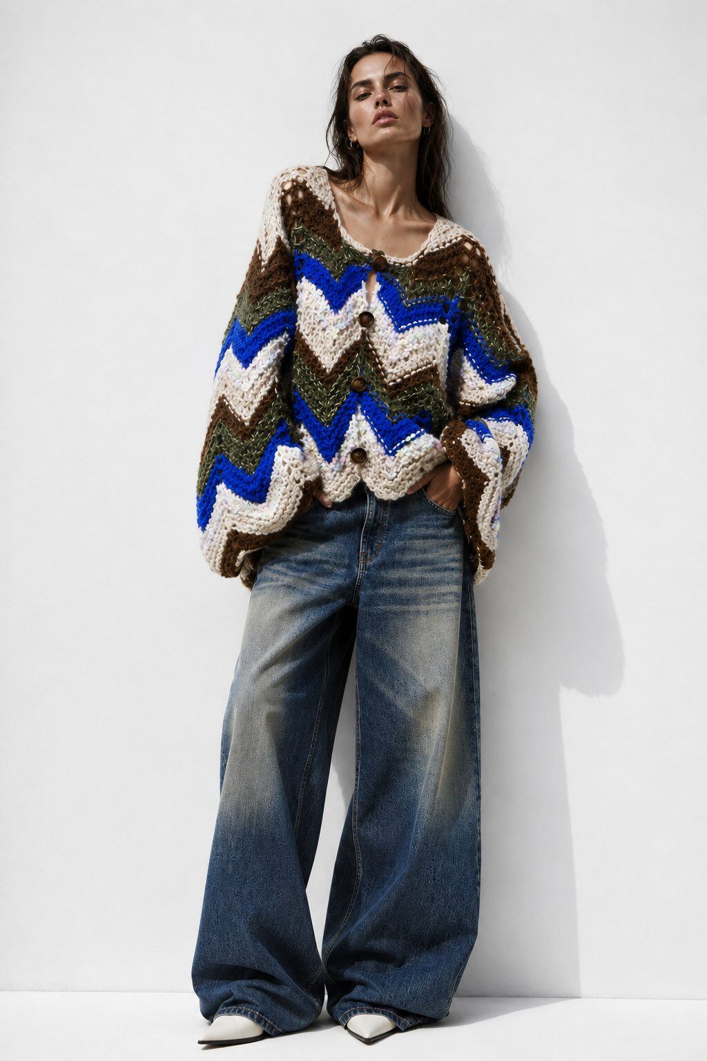 Grossiste Mochy - Gilet oversize en maille ajourée multicolore avec motifs chevrons larges manches et boutons sur le devant