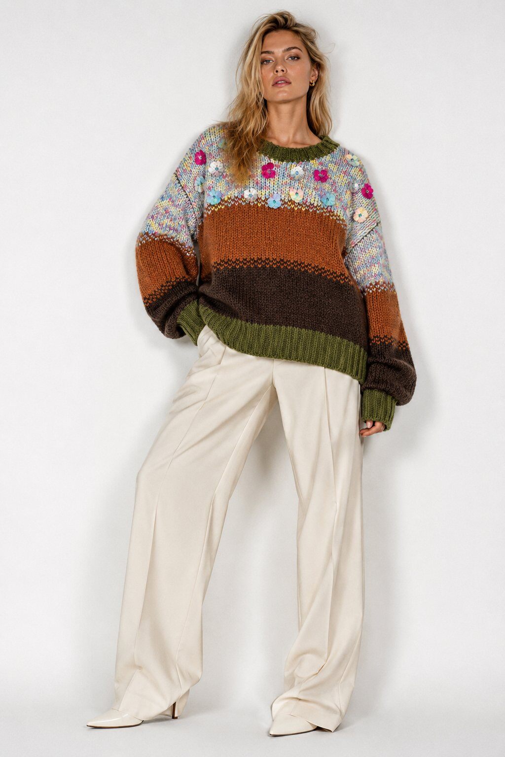 Grossista Mochy - Maglione oversize in maglia multicolore con motivi a contrasto e dettagli floreali in paillettes