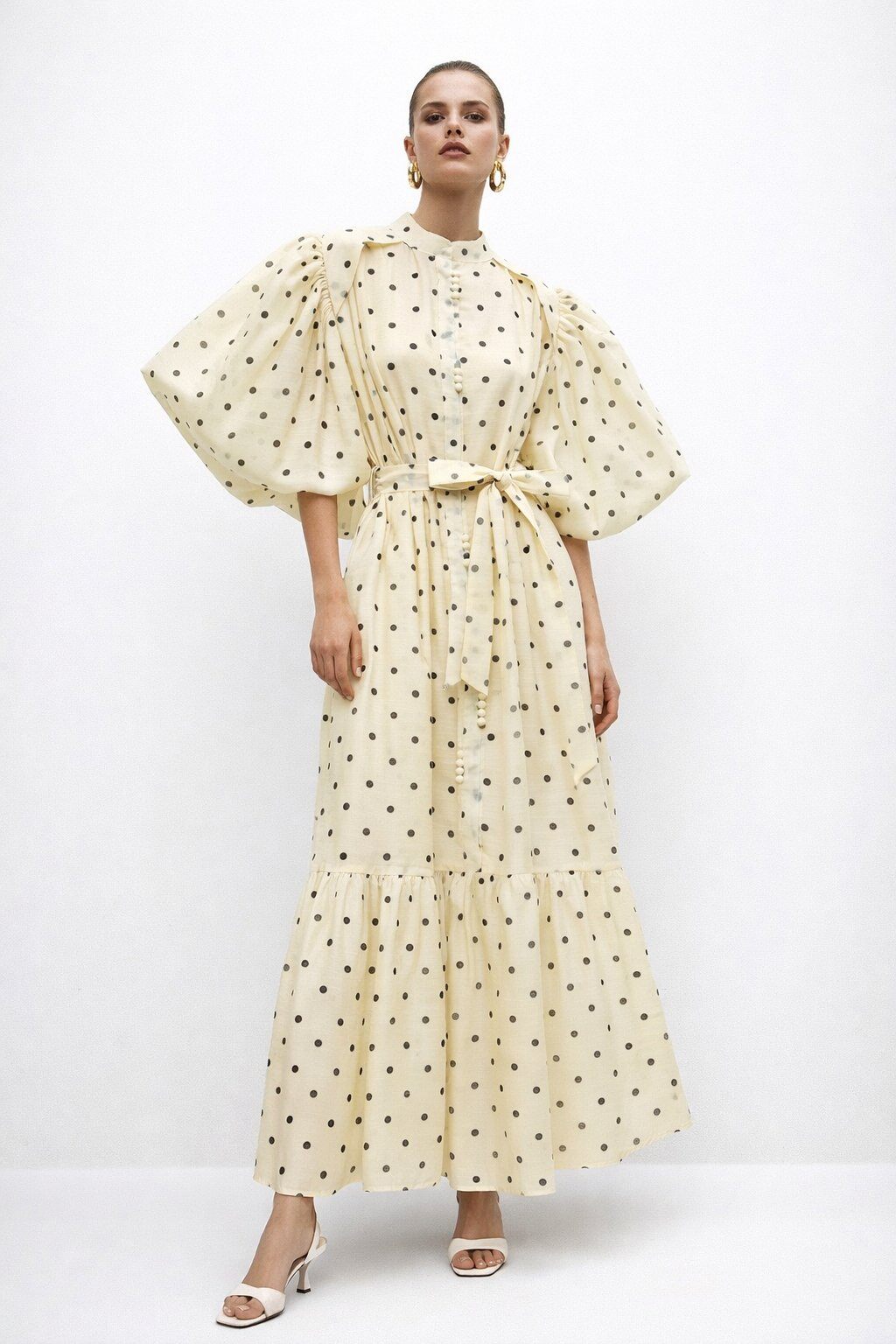Grossiste Mochy - Robe longue à imprimé pois avec une silhouette fluide et élégante
