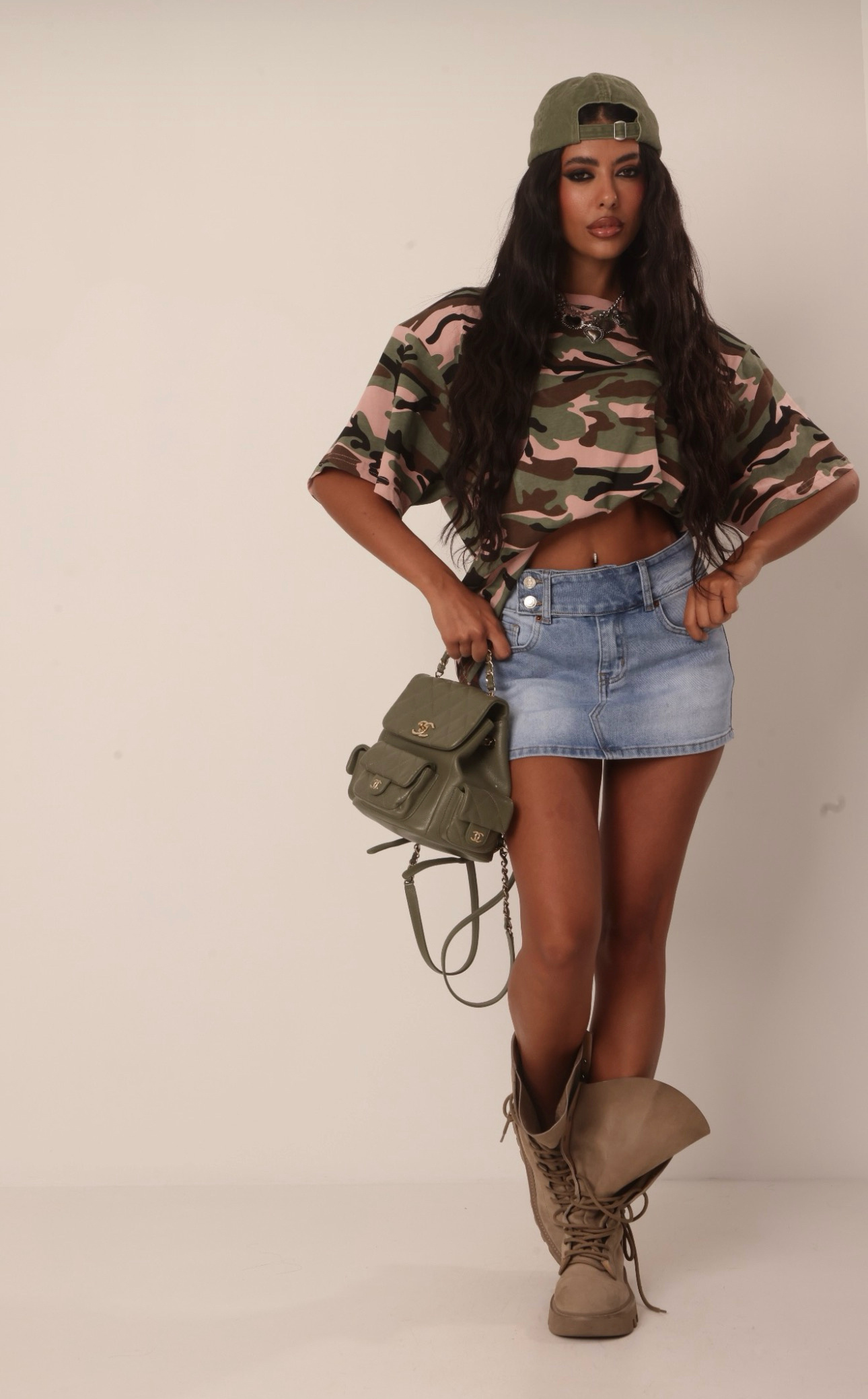 Grossista Mochy - T-shirt oversize con stampa mimetica e spalline