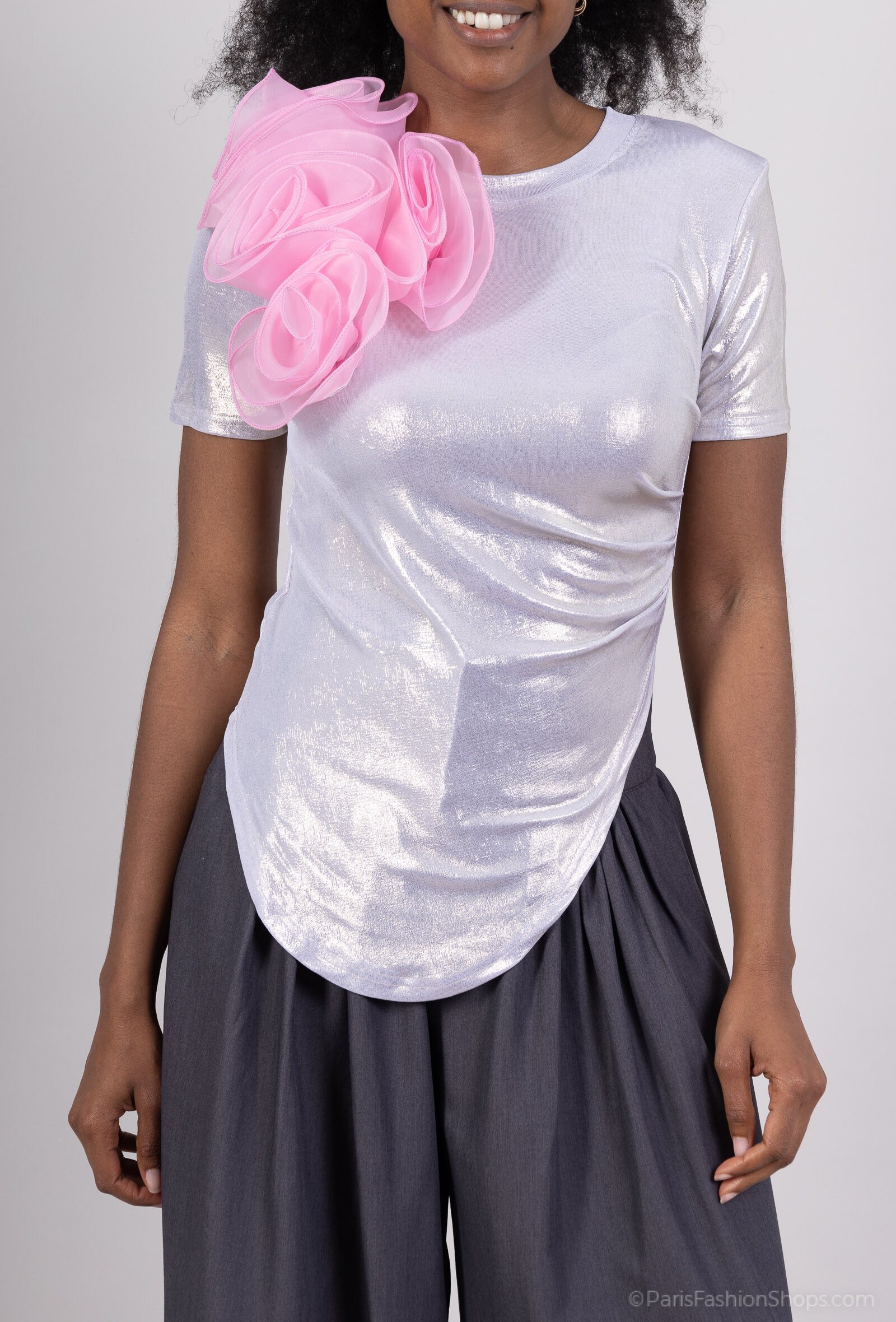 Grossiste Mochy - T-shirt drape avec fleur en relief  / 3D
