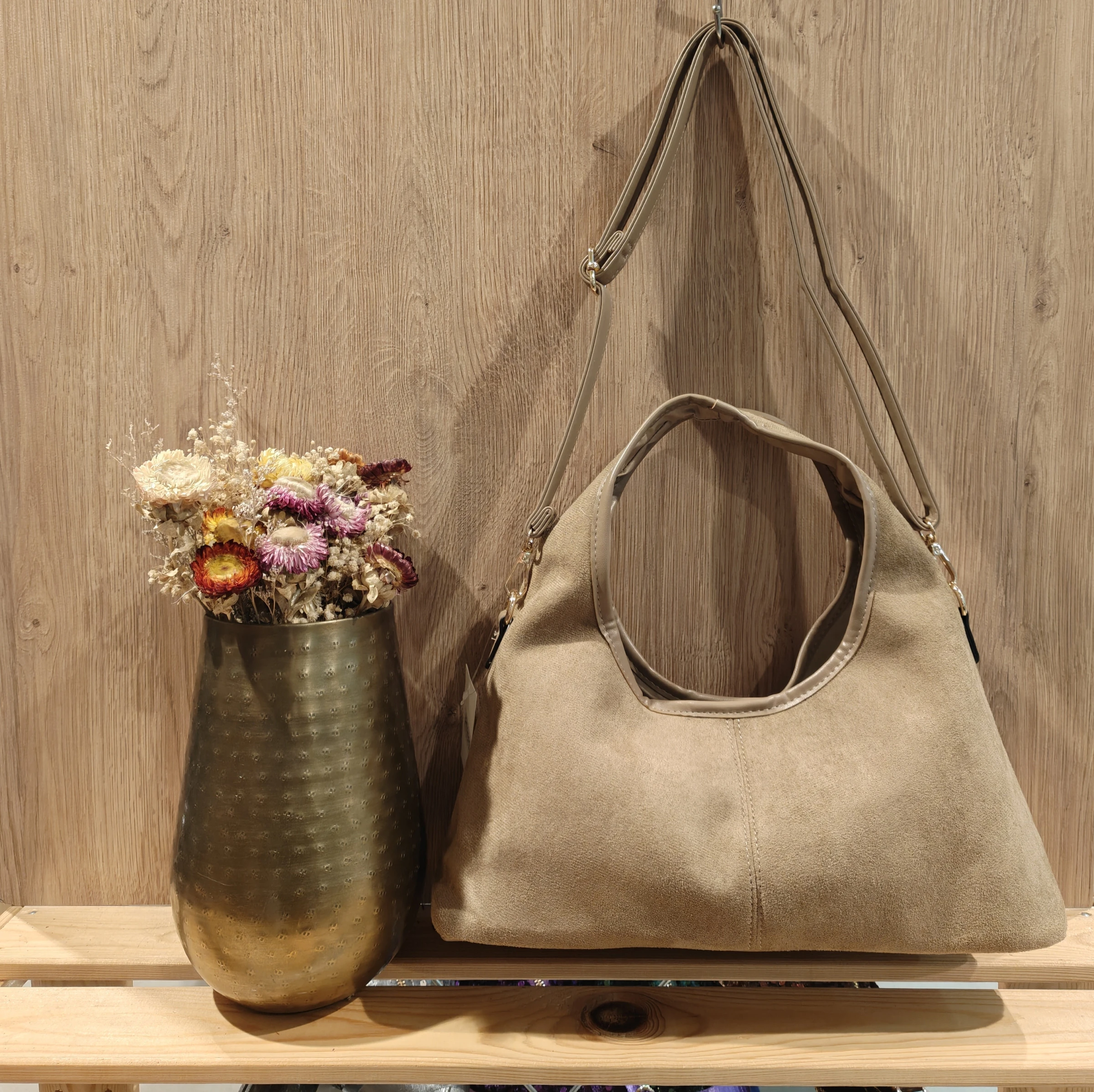 Sac hobo en suédine, porté main ou épaule, bandoulière amovible, idéal pour automne/hiver, fabriqué en Chine.