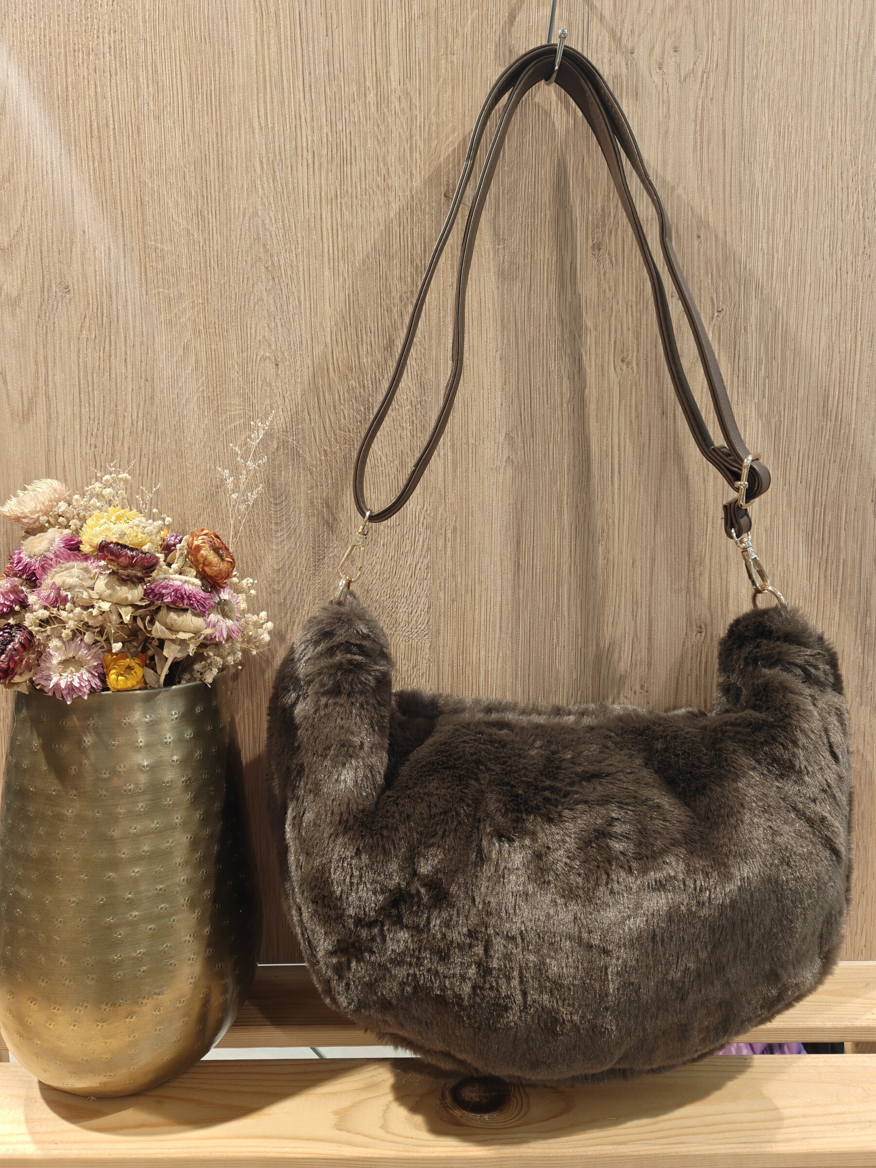 Sac en fourrure synthétique, bandoulière réglable, porté travers