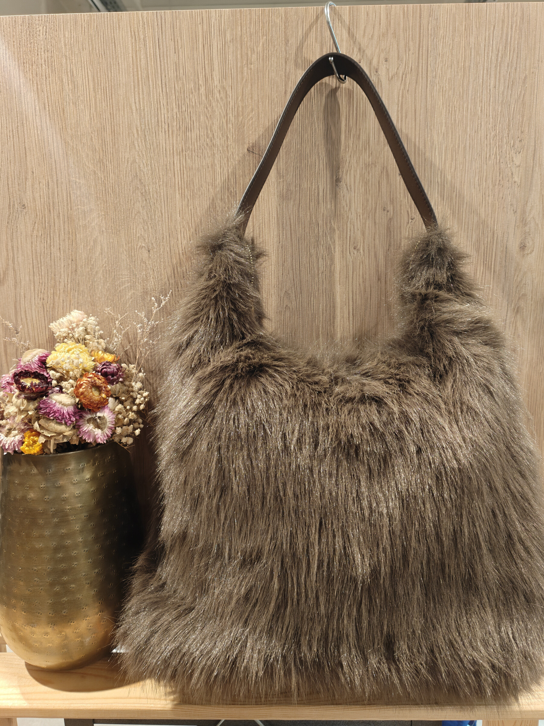 L'accessoire de saison : Sac en fausse fourrure soyeuse et tendance, parfait pour un look chic et chaleureux, porté main ou bandoulière.