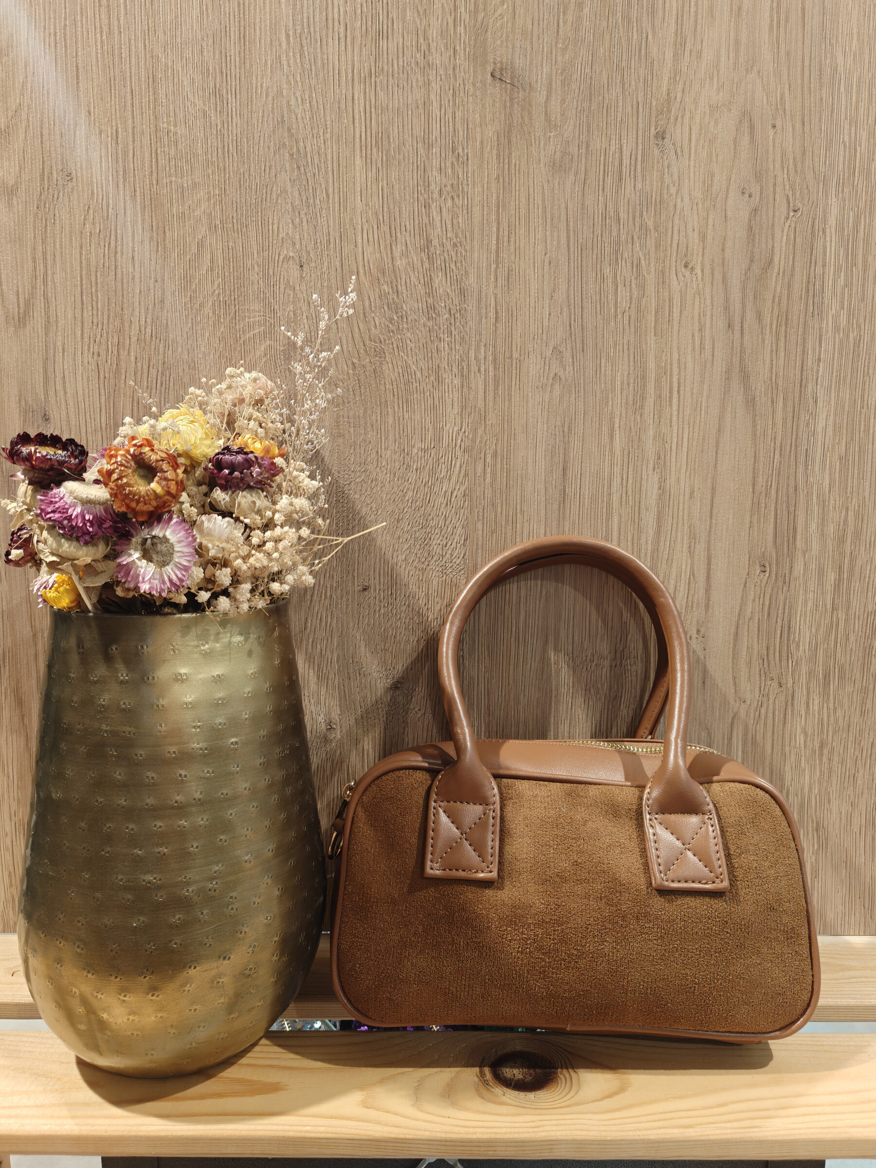 Sac en suédine, anse et poignet en cuir synthétique