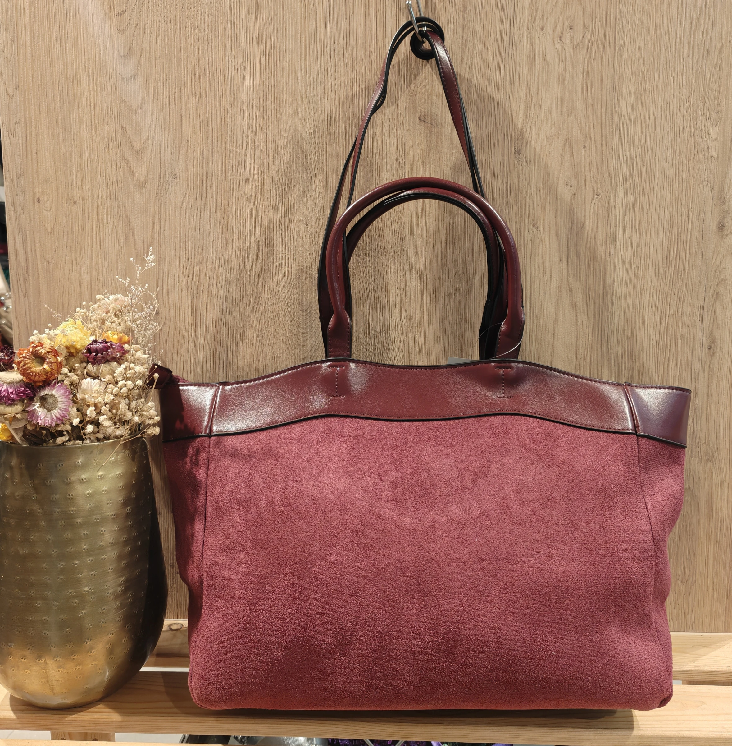 Grand sac femme printemps/été en suédine (80%) et matière synthétique (20%), parfait pour toutes occasions, fabriqué en Chine.