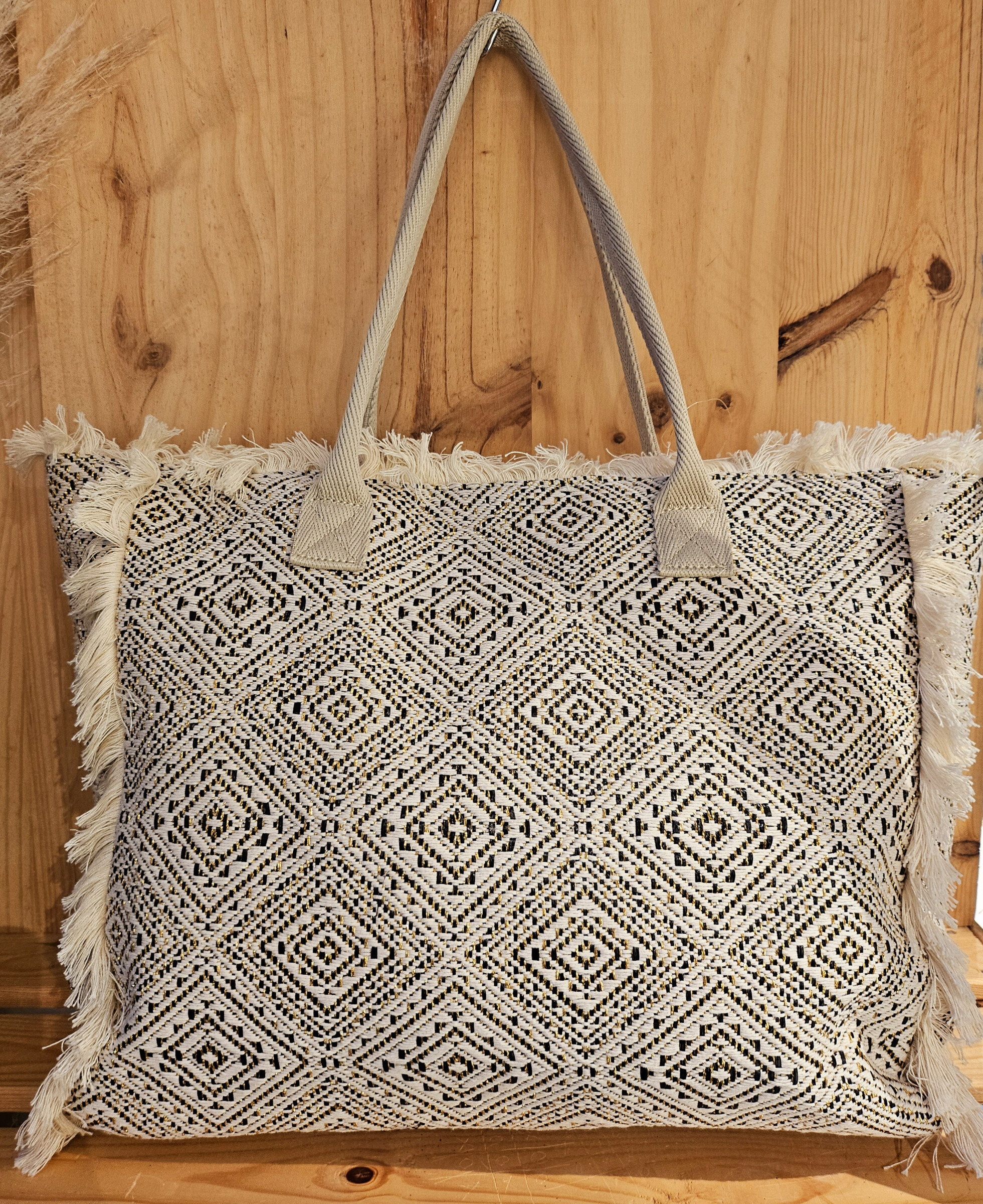 Grossista Mogano - Borsa tote in paglia ricamata con filo oro e tracolla lunga