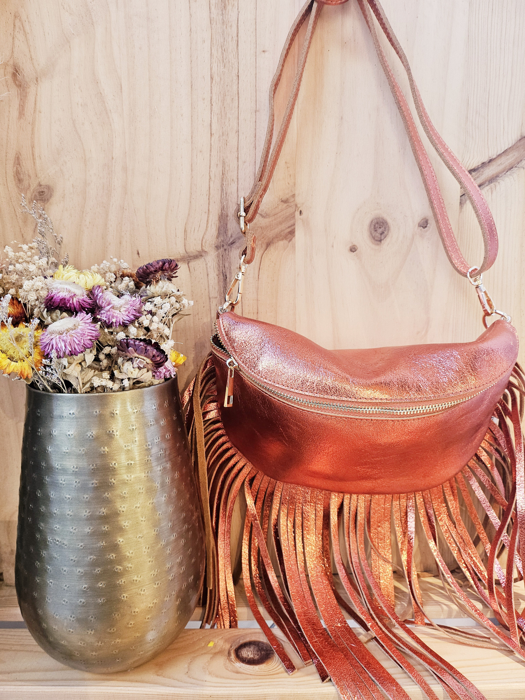 Wholesaler Mogano Jm Factory - Metallise leather banana bag