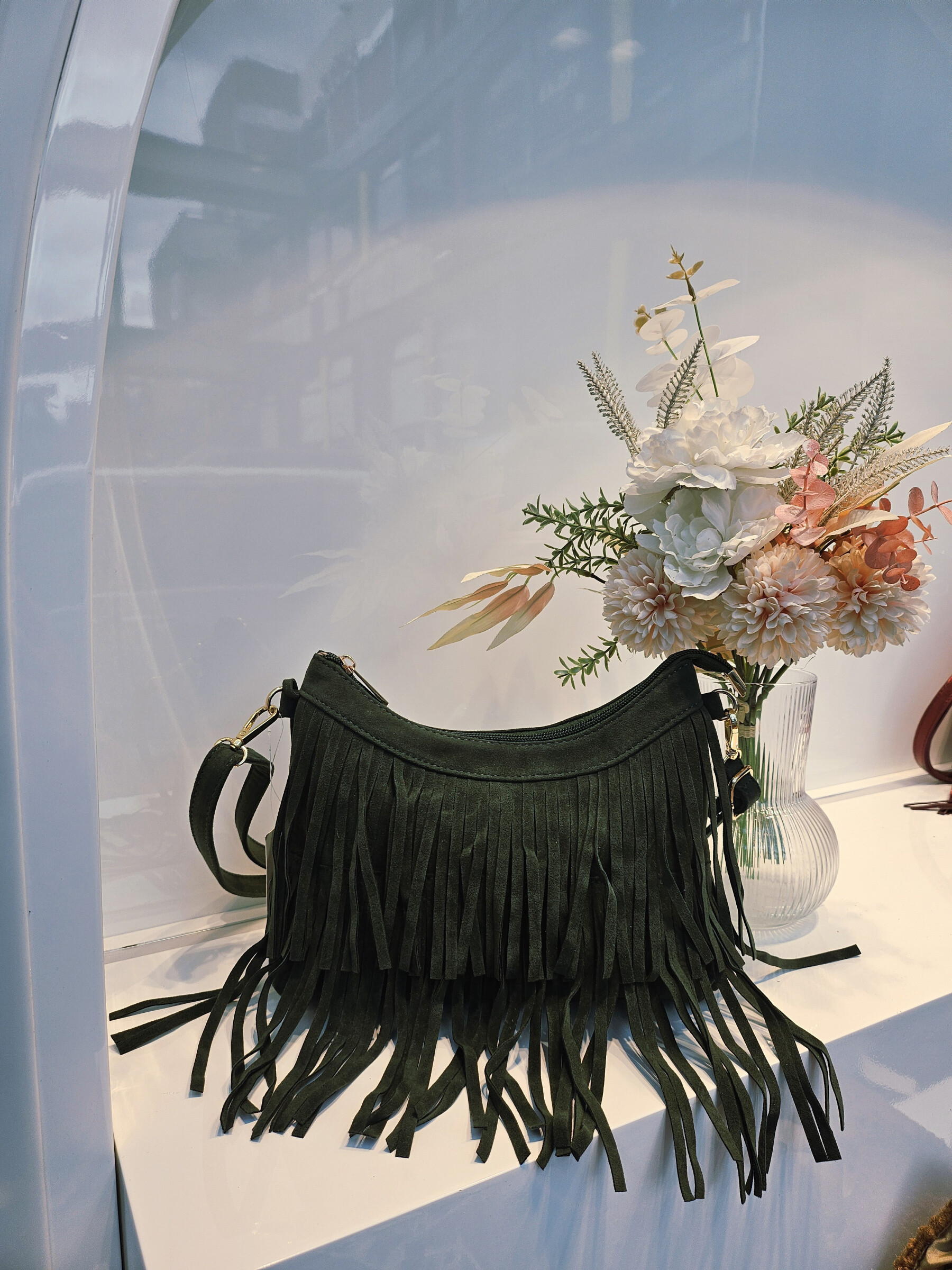 Fringed polyester crossbody bag, perfect for autumn, designed in China for the Fall/Winter 2025/2026 collection.