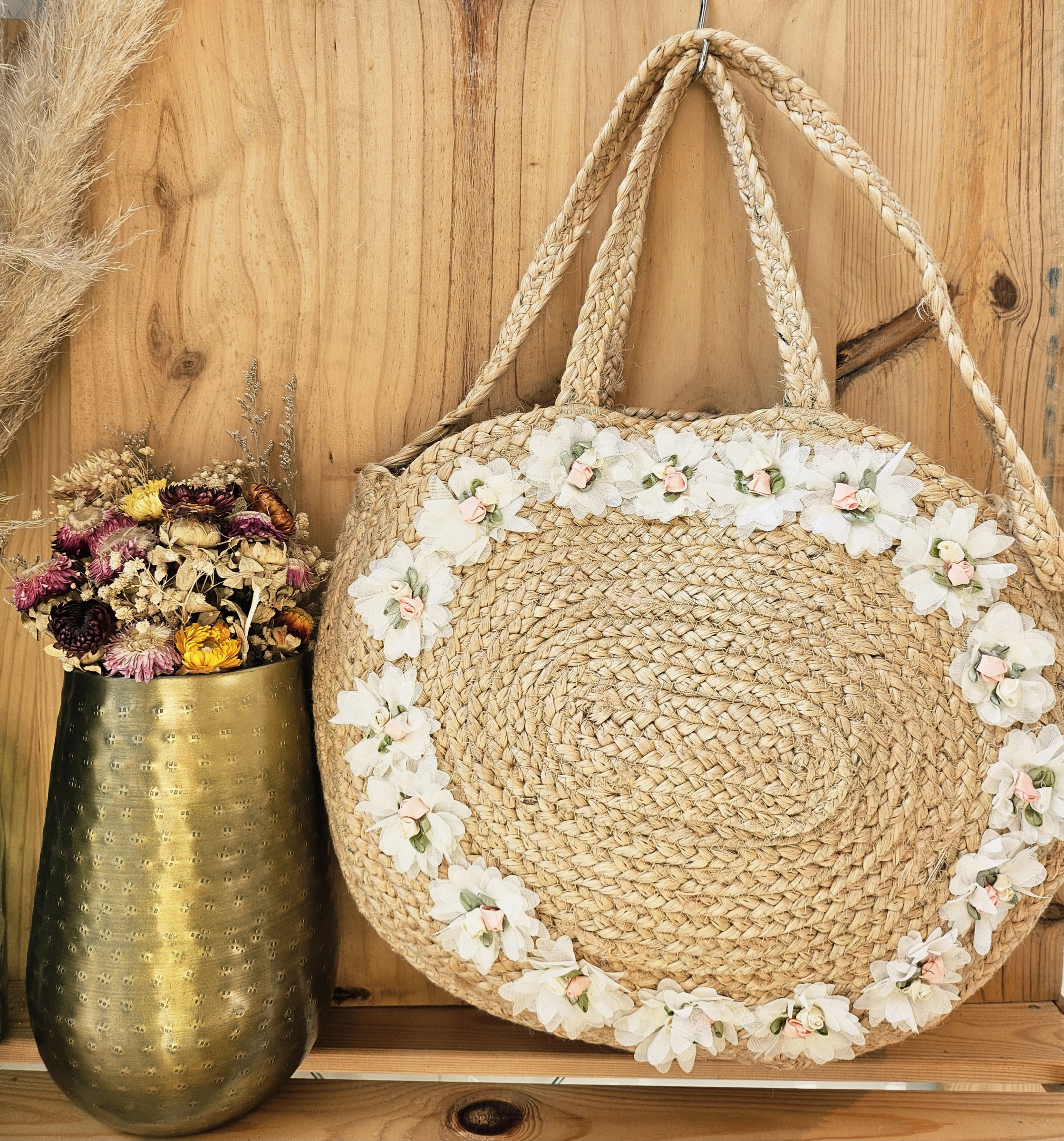 Grand sac en toile de jute  avec fleurs brodés porté épaule et bandoulière, style bohème