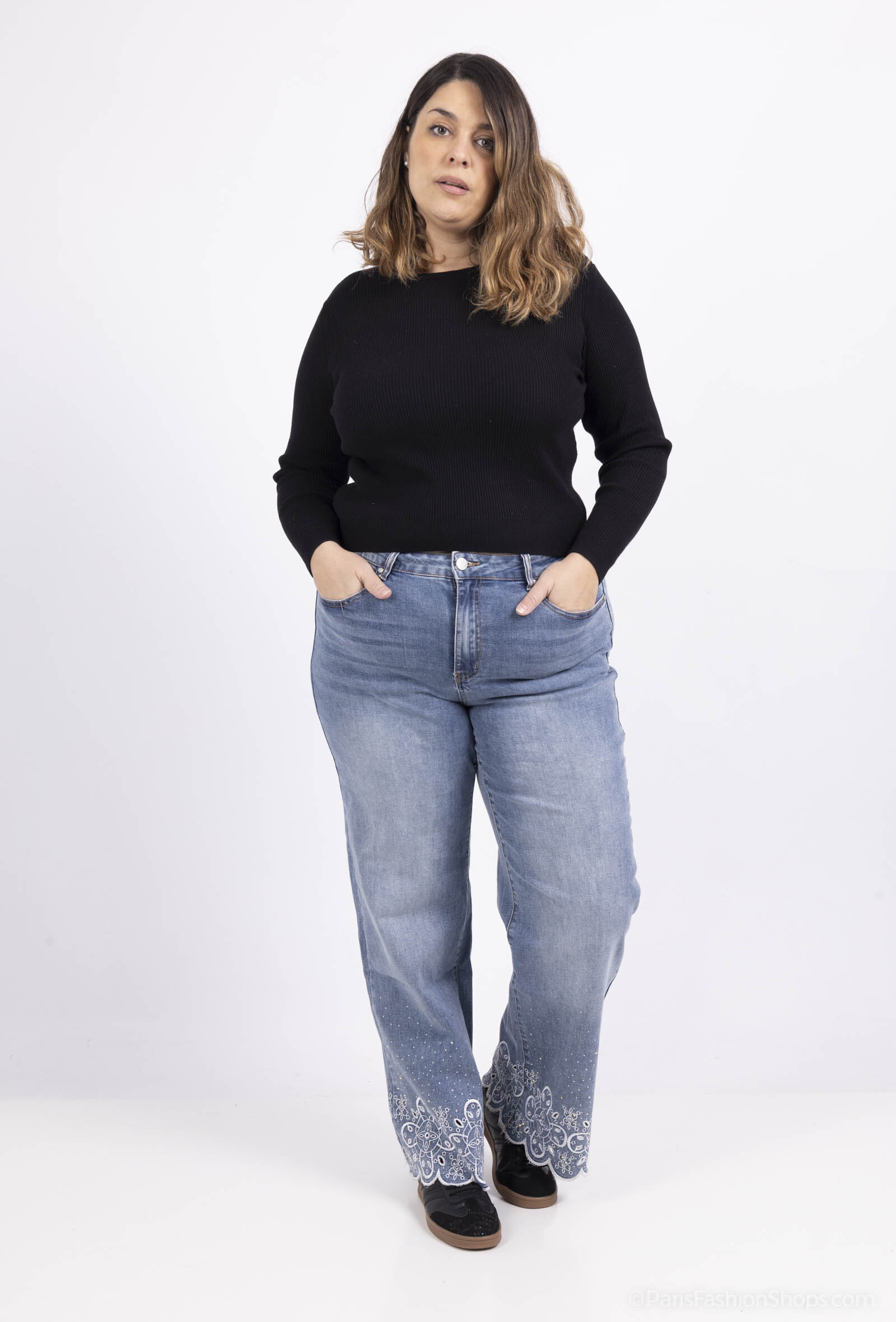 Wholesaler Monday Premium - Rhinestone embroidered jeans