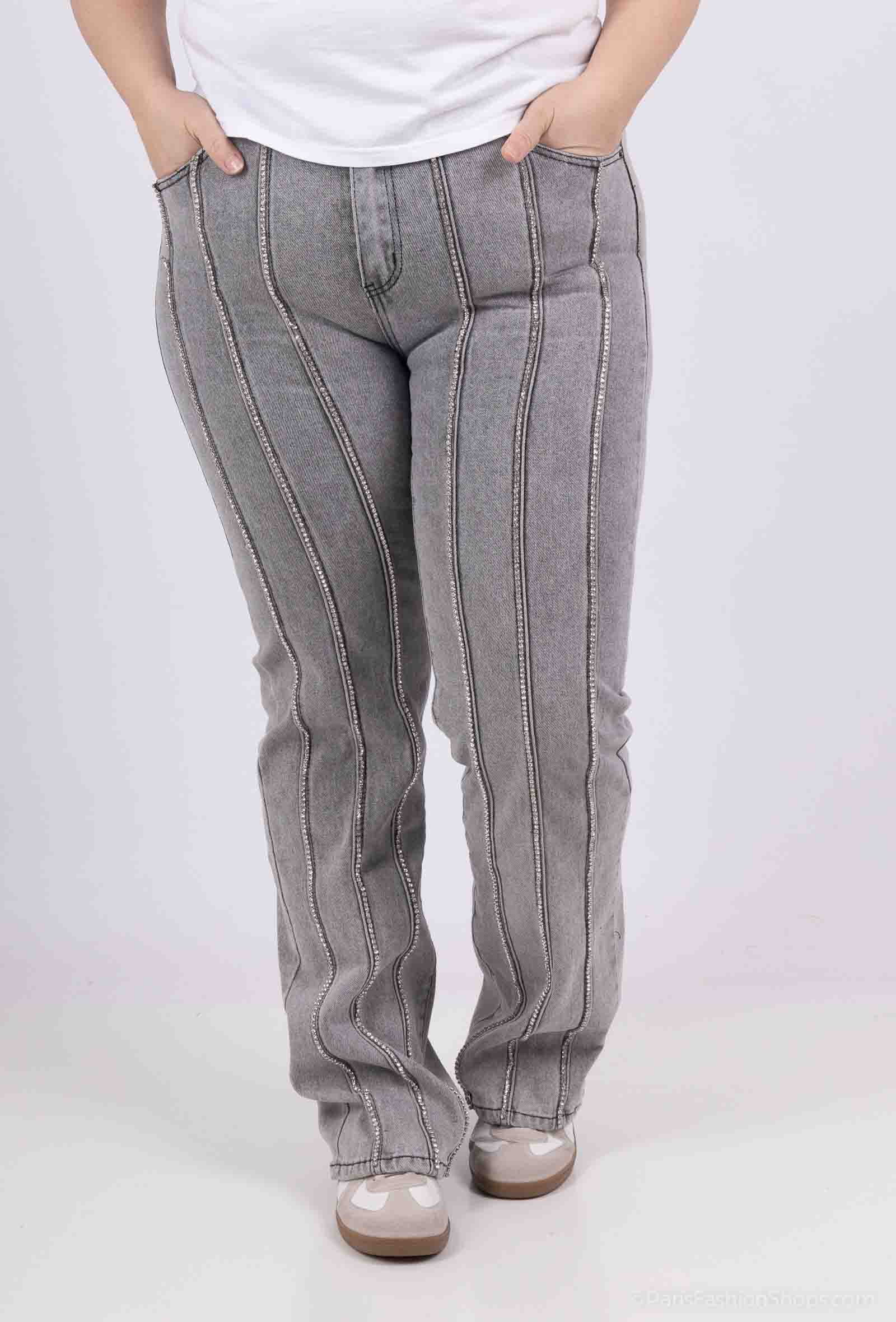Wholesaler Monday Premium - Right couture jeans in front in rhinestones