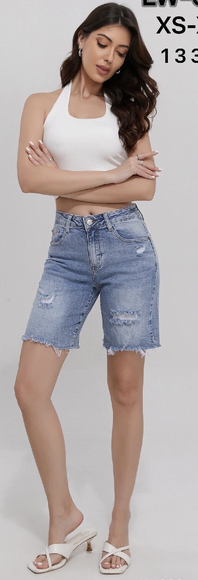 The model is 170cm tall