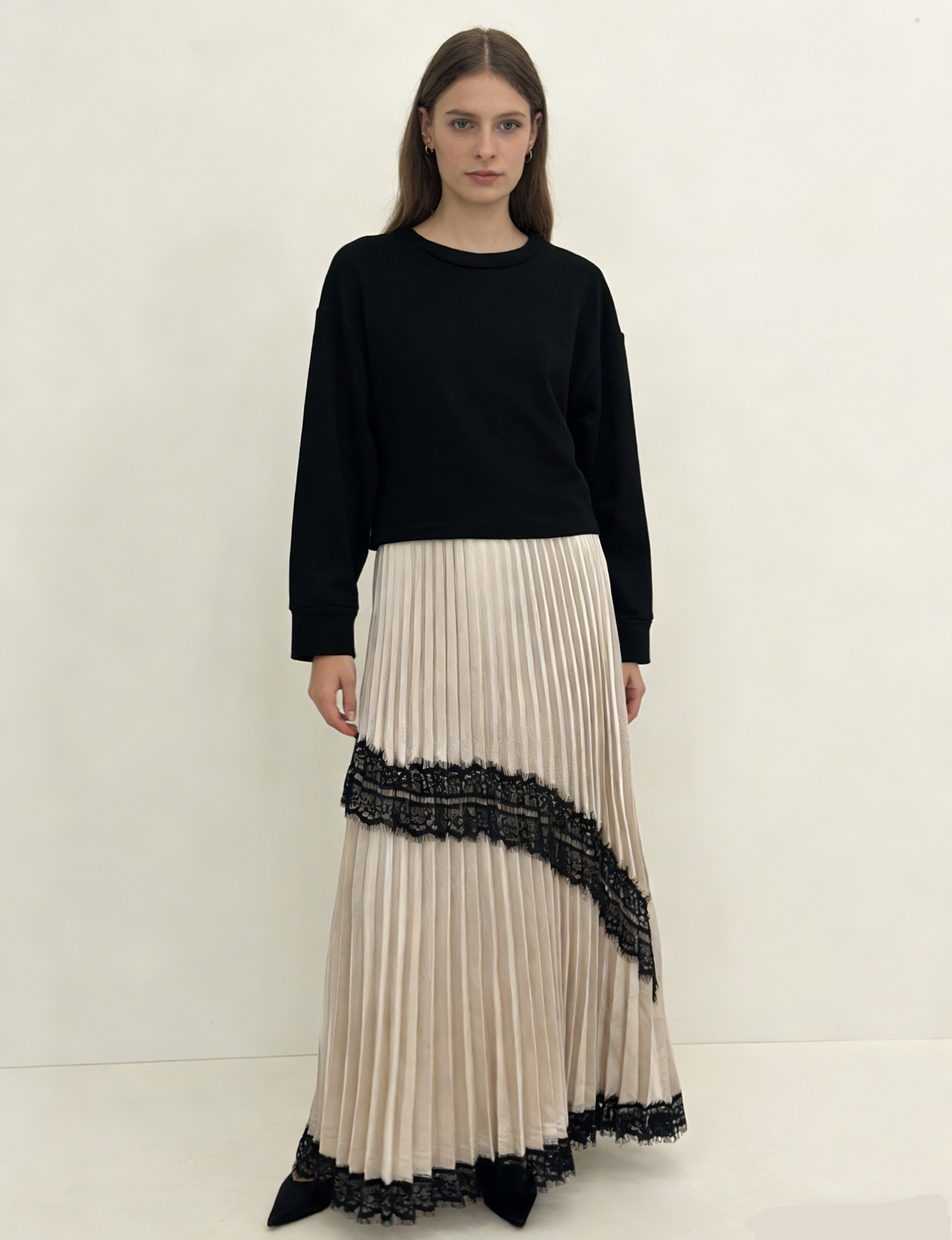 Grossiste MONDIAL FASHION - ROBE AVEC BAS EN SATIN PLISSÉ ET DENTELLE