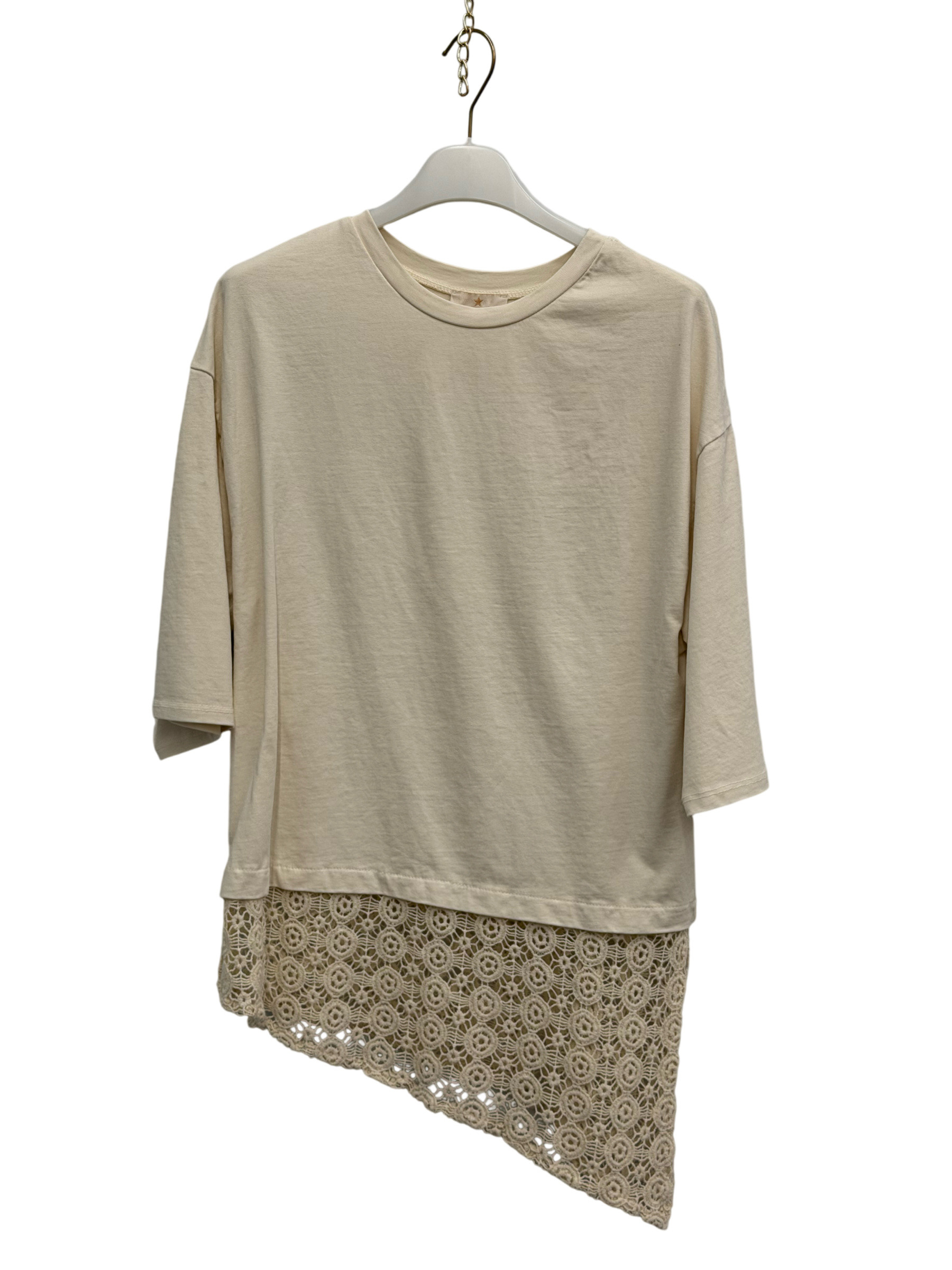 Grossiste MONDIAL FASHION - T-SHIRT AVEC DÉTAIL EN MACRAMÉ ASYMÉTRIQUE SUR LE BAS
