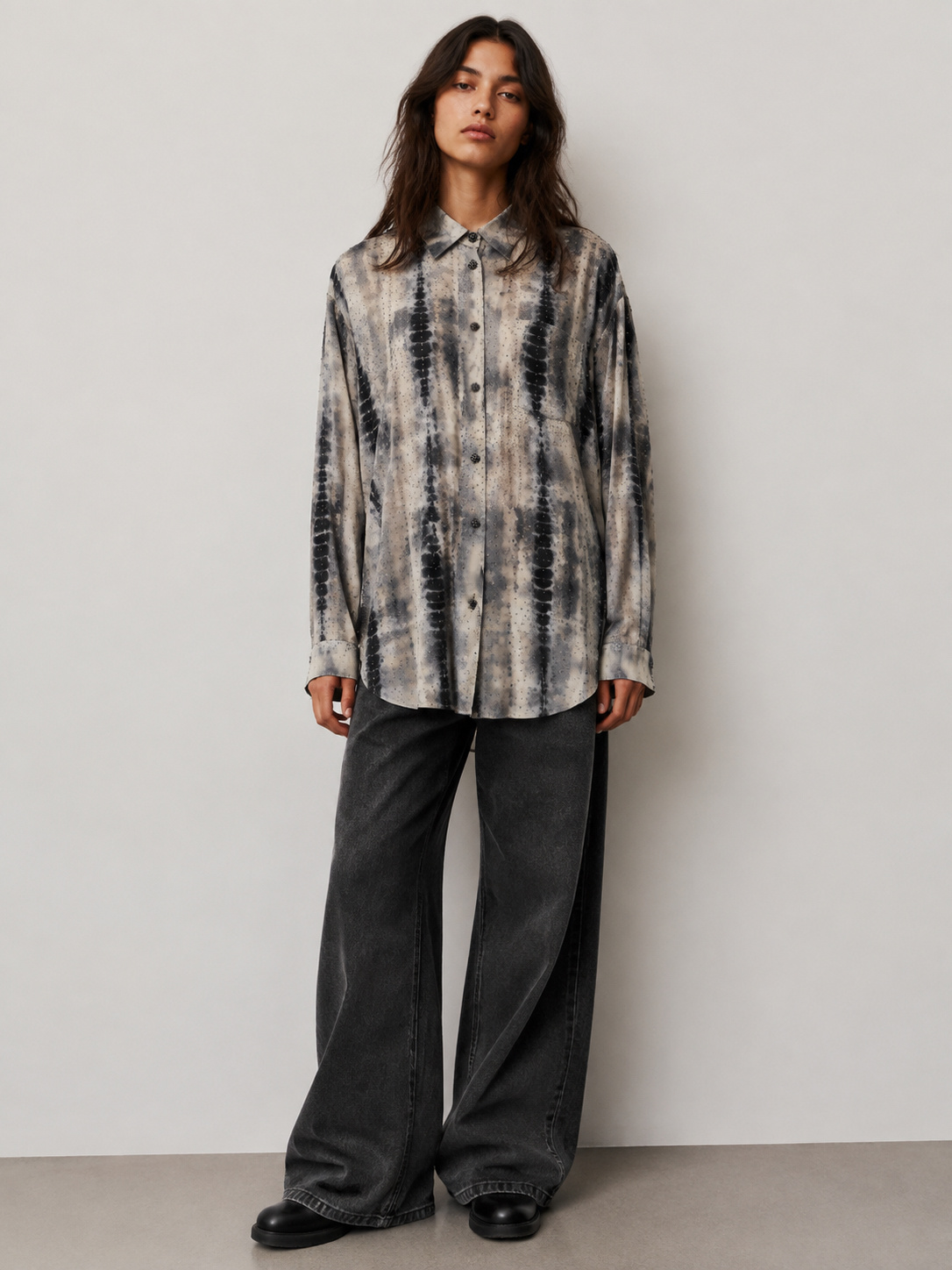 Wholesaler MONIQUE - Shirt with rhinestones and abstract pattern