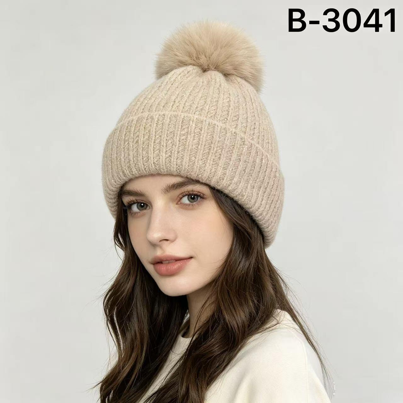 Grossiste MONTE ALPI - BONNET EN MAILLE DOUCE AVEC POMPON EN FAUSSE FOURRURE ORNÉ DE FINES PAILLETTES