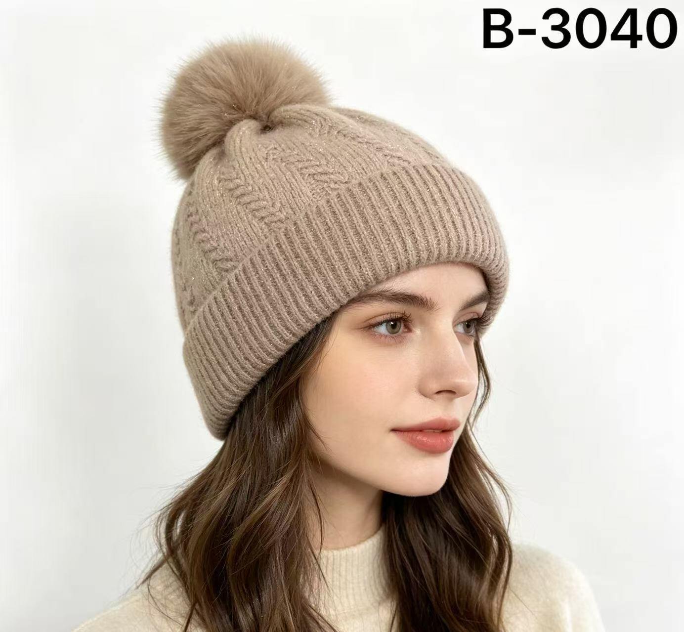 Grossiste MONTE ALPI - BONNET EN MAILLE DOUCE AVEC POMPON EN FAUSSE FOURRURE, TRESSES POUR UN LOOK ÉLÉGANT REHAUSSÉ DE FINES PAILLETTES