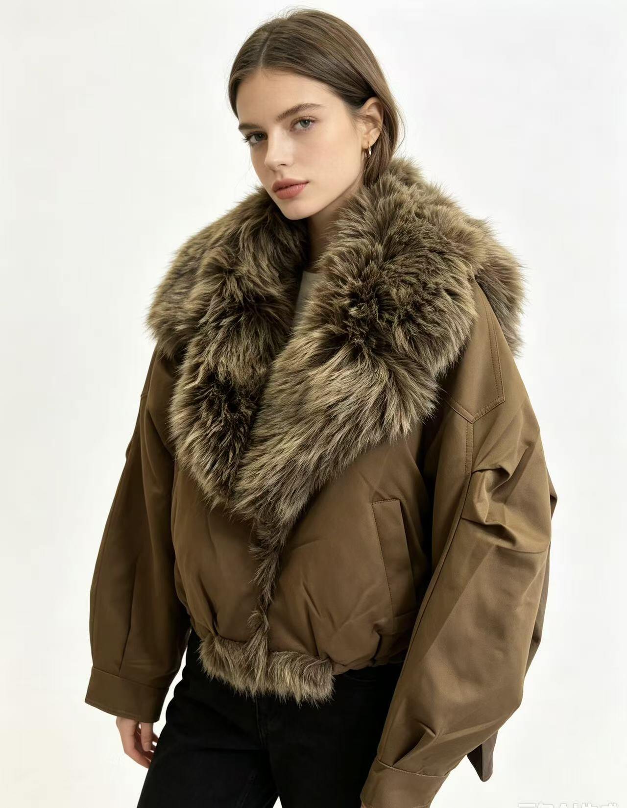 Grossista MONTE ALPI - GIUBBOTTO CORTO CON COLLO IN PELLICCIA SINTETICA OVERSIZE STILE BOMBER
