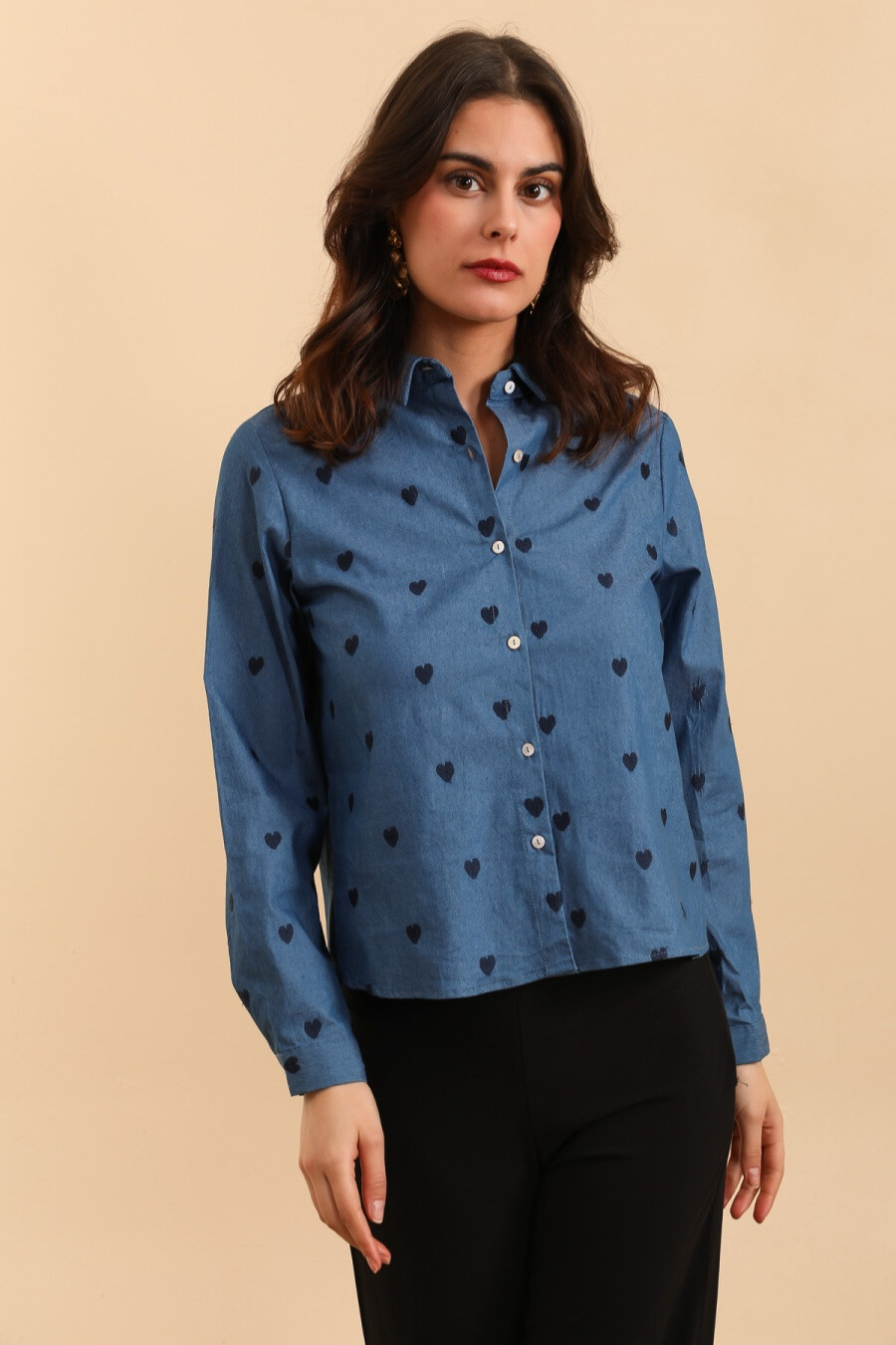 Grossiste MOOYA - Chemise denim avec broderies coeurs bleu marine